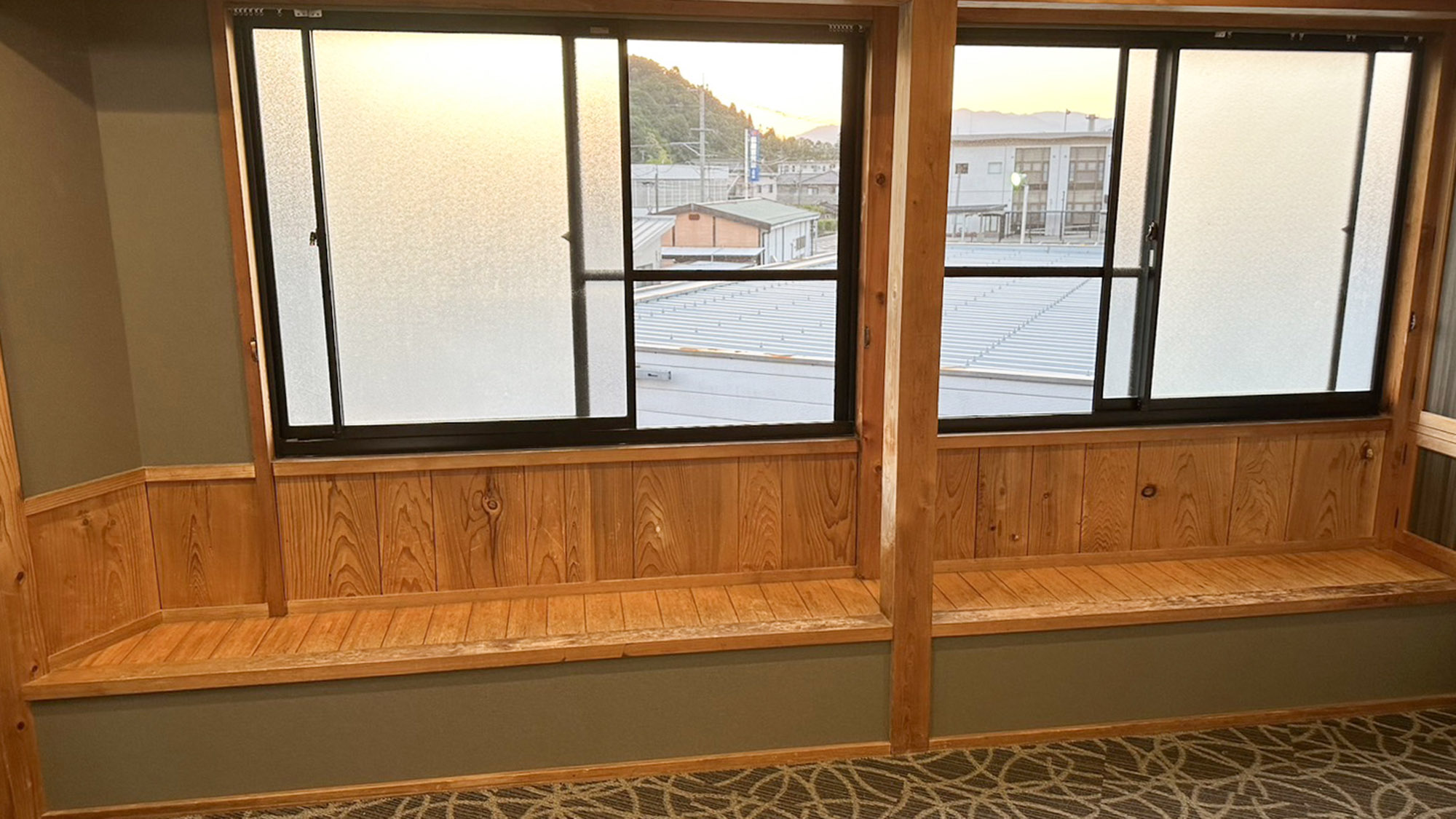 ・【館内】窓の側にお休みいただけるスペースを設けております。温泉あがりにひと息ついてお休みください