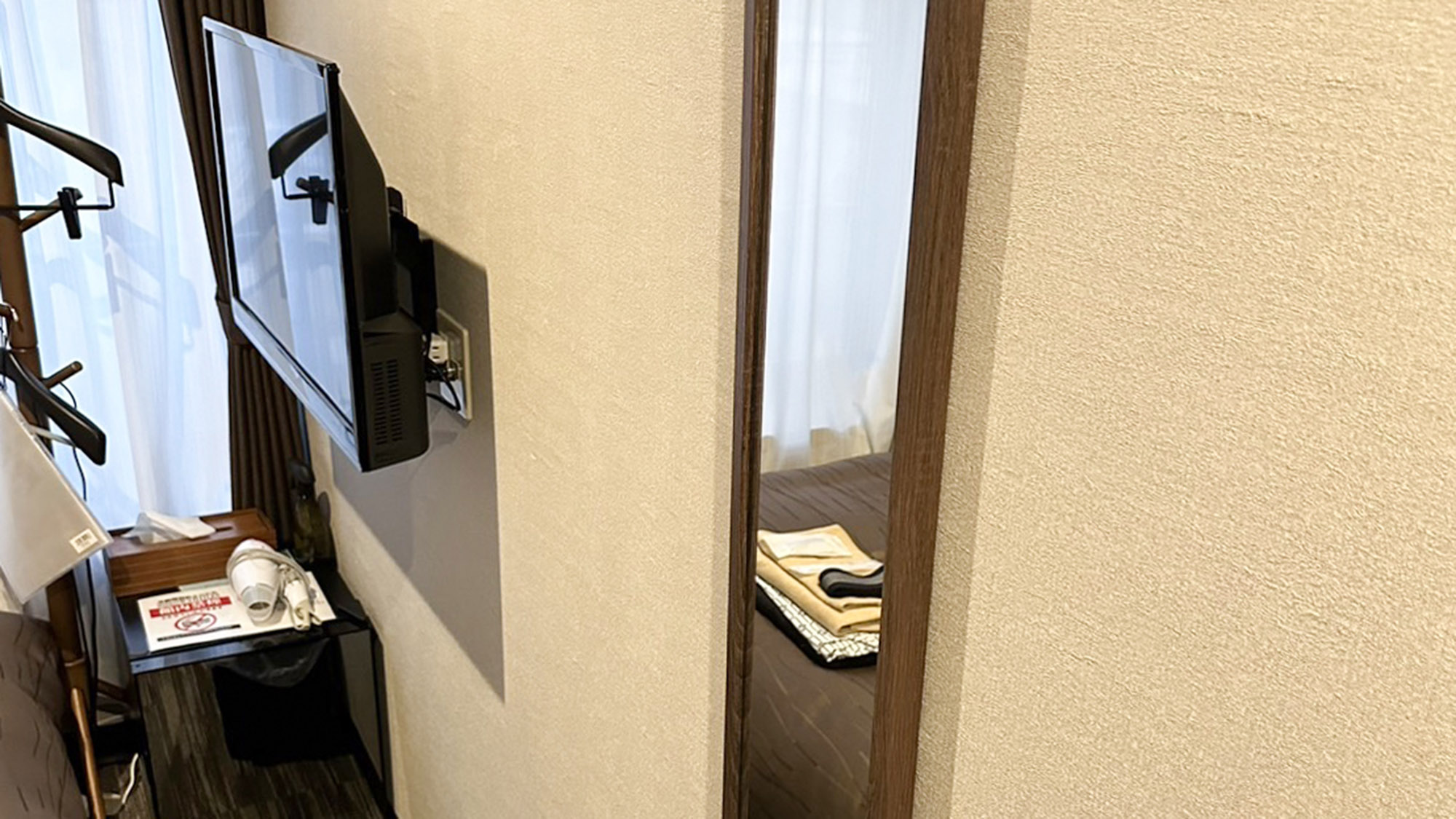 ・【シングルルーム】全身鏡がございますので、お出かけ前の身だしなみチェックなどにご利用ください