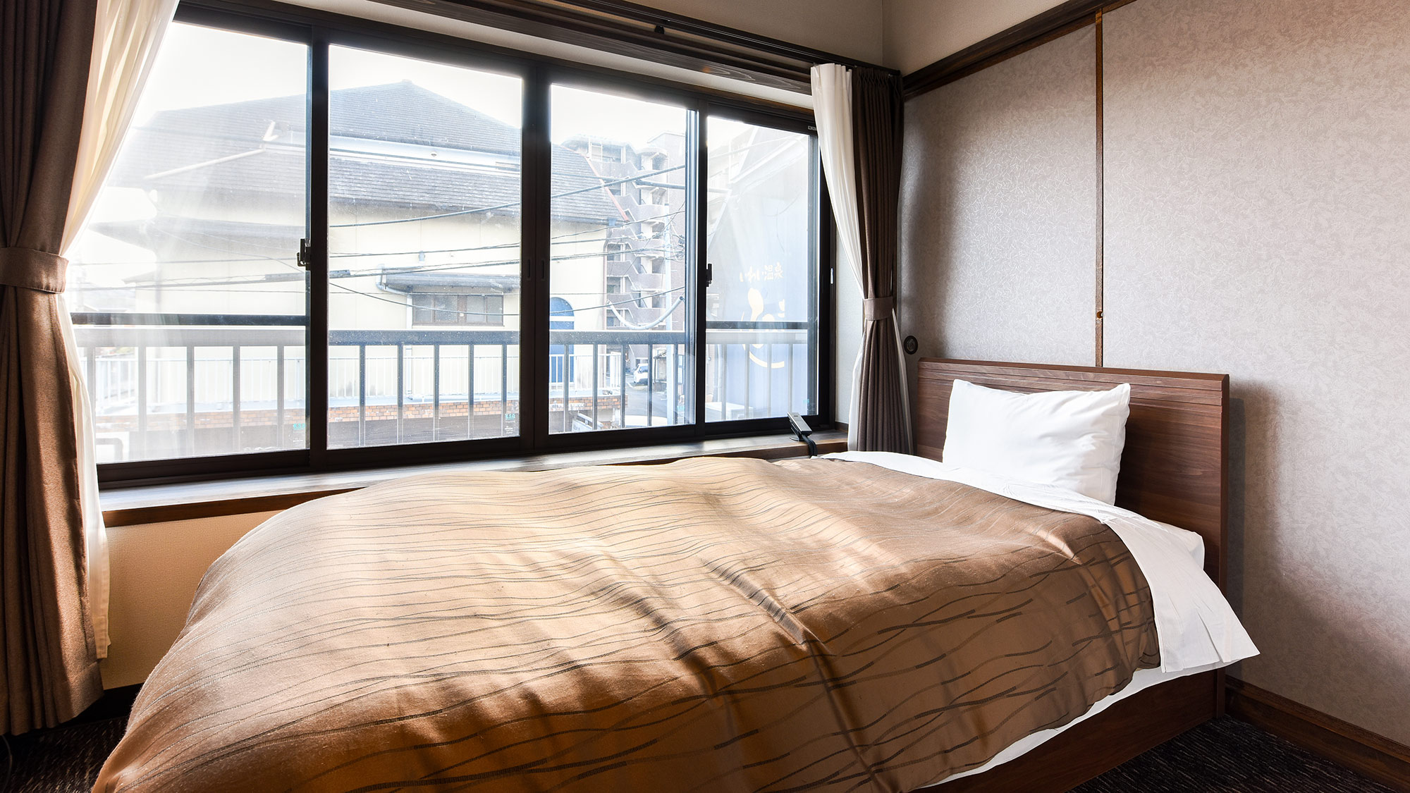 ・【シングルルーム】寛ぎの空間、シモンズベッドで快眠