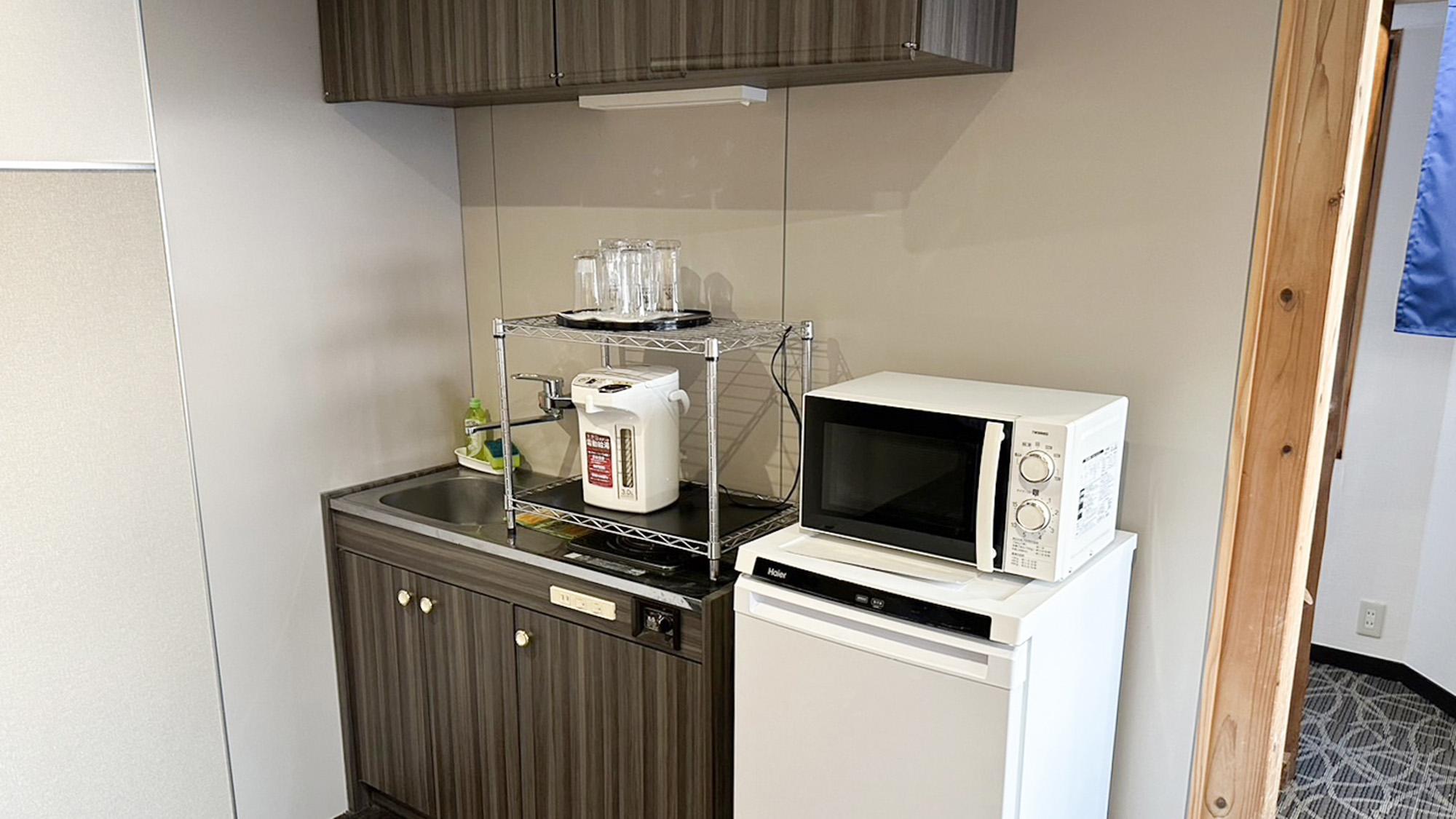 ・【館内設備】共用部に炊事場がございます。ポットや電子レンジはこちらでご利用いただけます