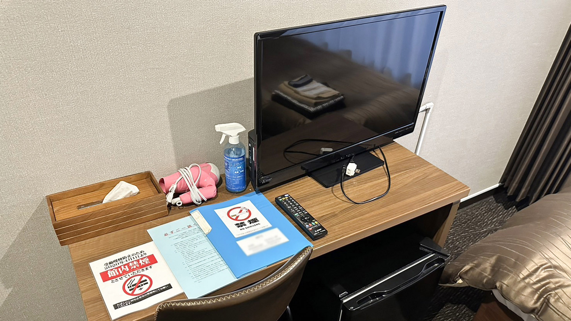 ・【シングルルーム】テレビや小型冷蔵庫完備で、コンパクトながらご満足いただける設備が揃っています