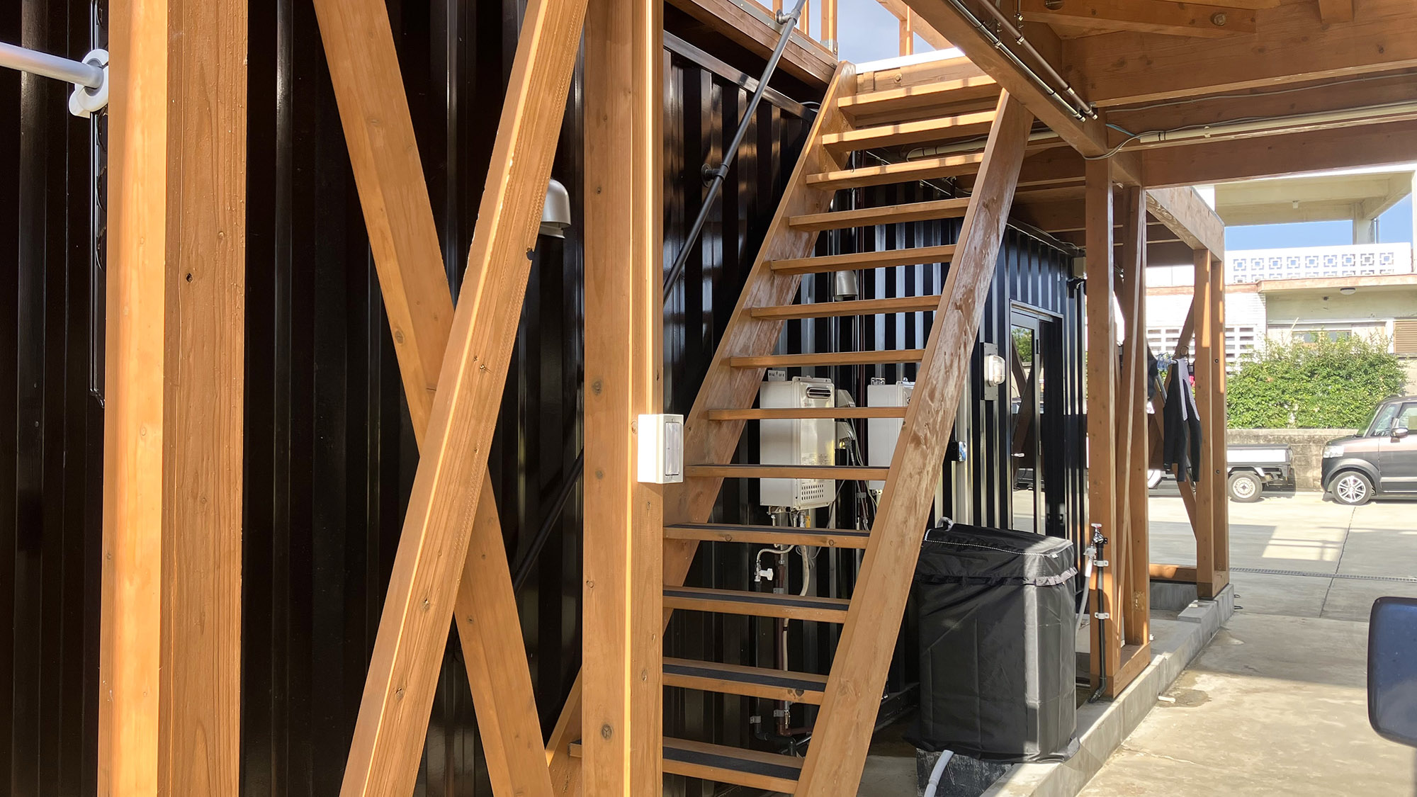 ・【設備】屋上へはこちらの階段をご利用ください