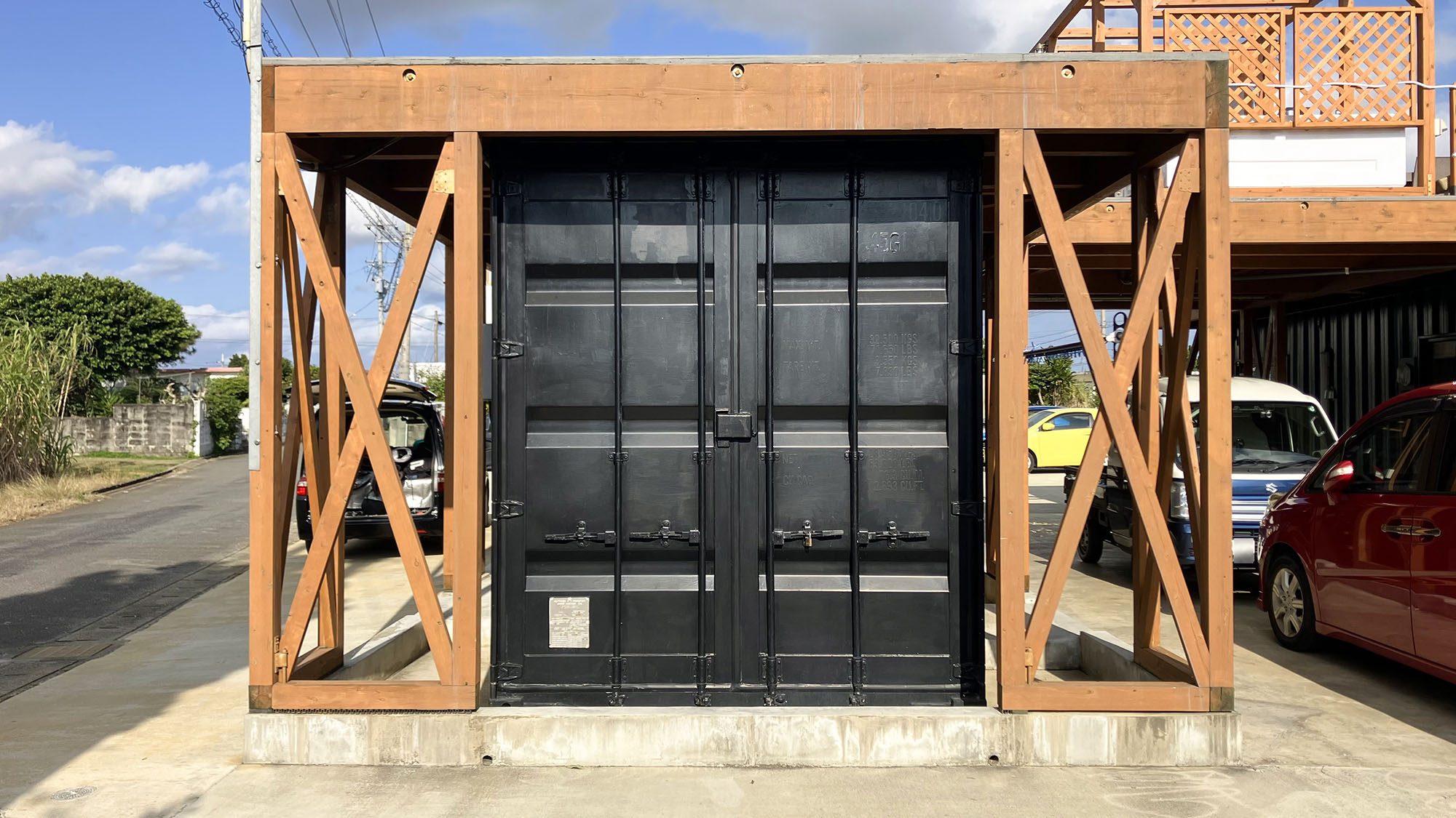 ・【外観】海上コンテナを改装したユニークなホテル。駐車場をご利用いただけます(要予約)