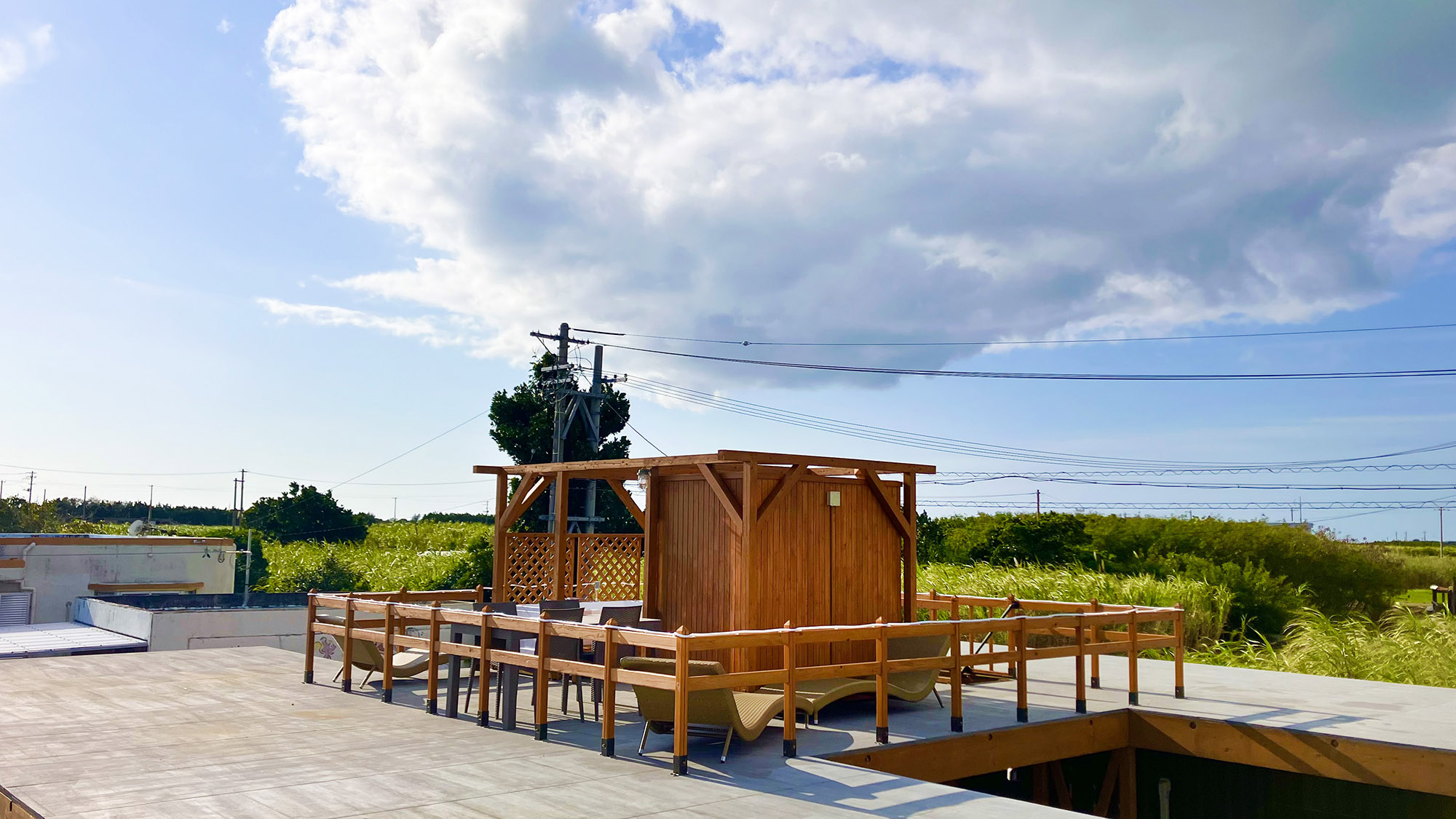 ・【屋上】サンラウンジャーとダイニングセットは屋上未利用時のみ利用可能です