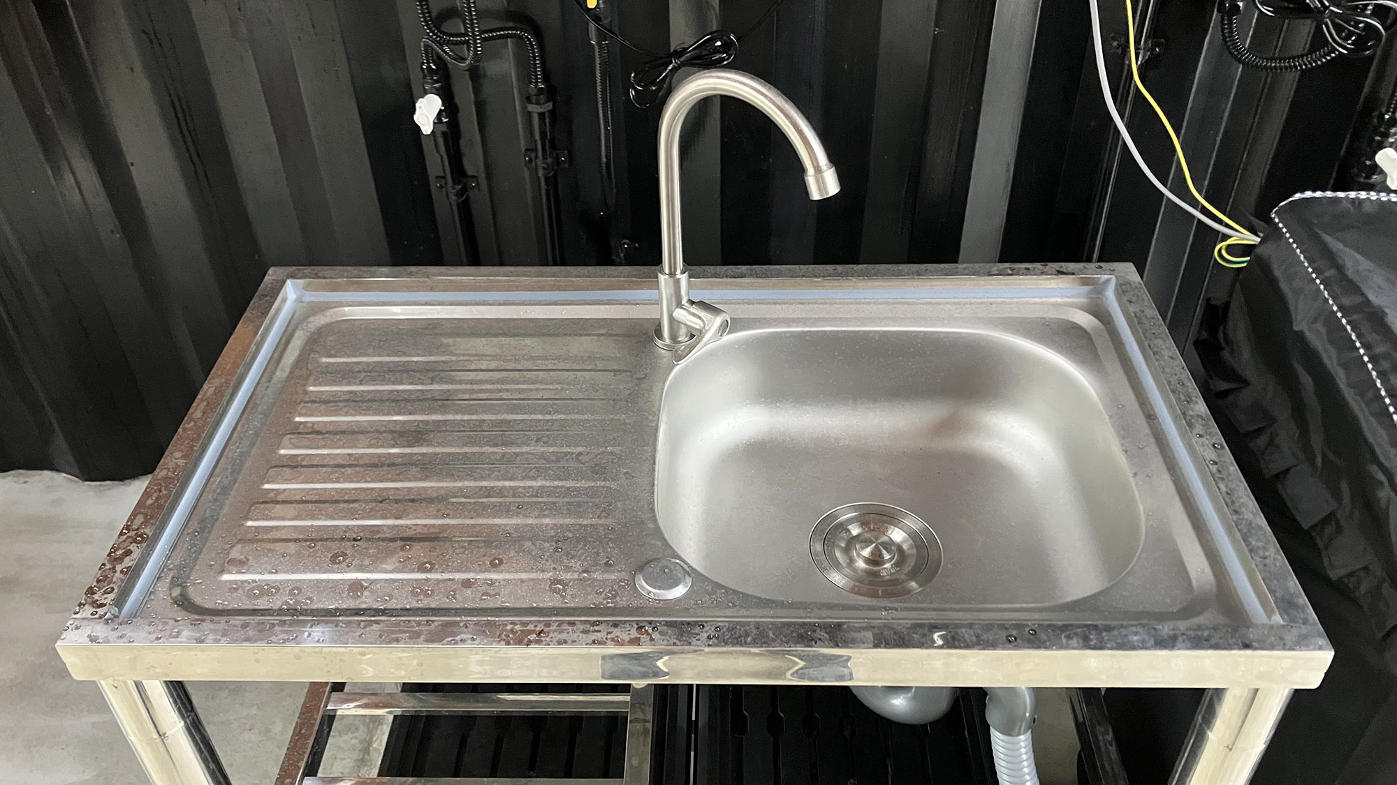 ・【キッチン】シンクがございますので、洗い物の際も安心です