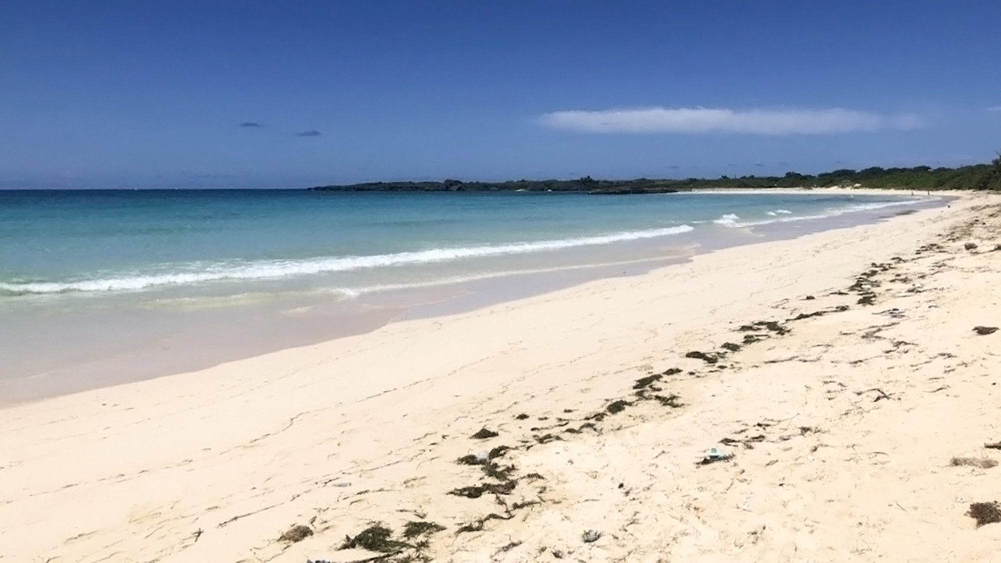 ・【周辺】渡口の浜のある伊良部島までは車で約30分。約800メートルの白浜が広がります