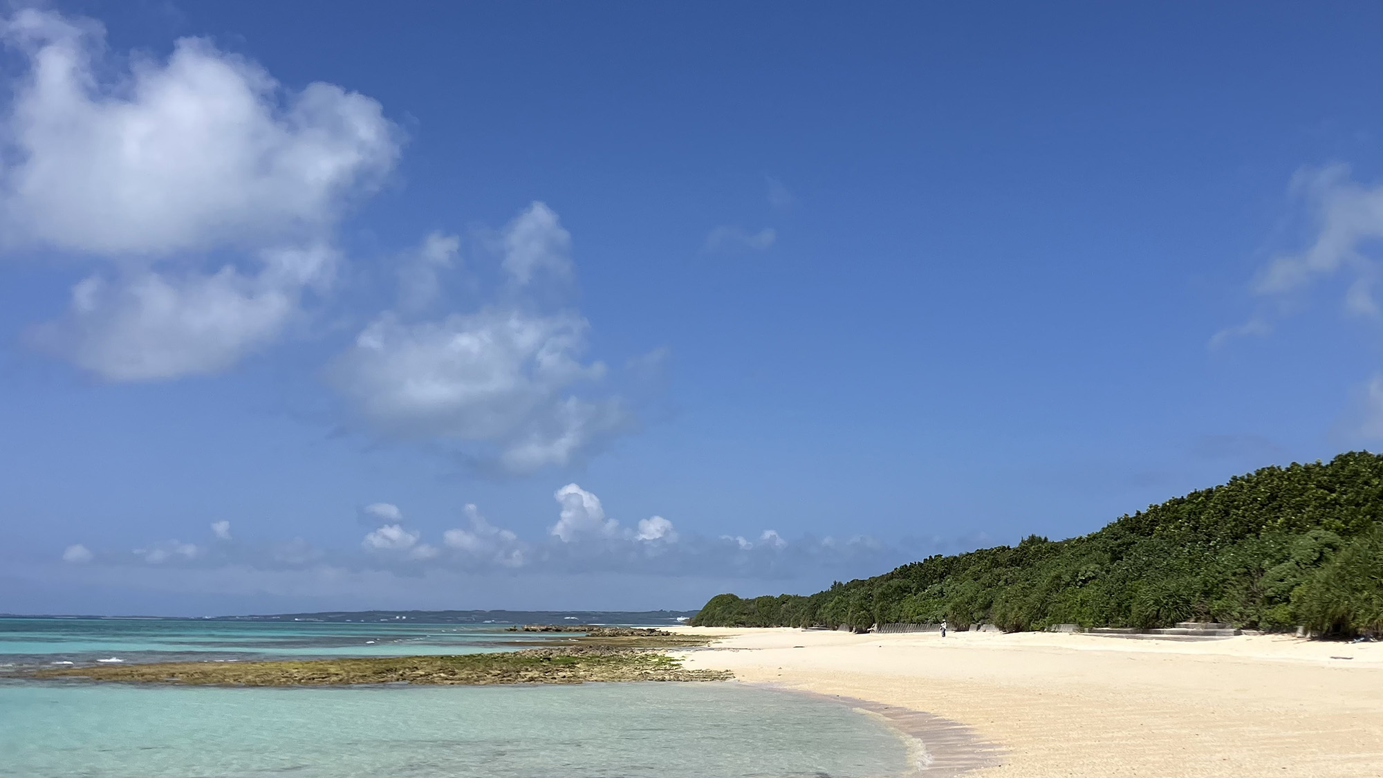 ・【周辺】与那覇舞浜ビーチ北までは徒歩で約15分。宮古ブルーの海と白浜が一面に広がります