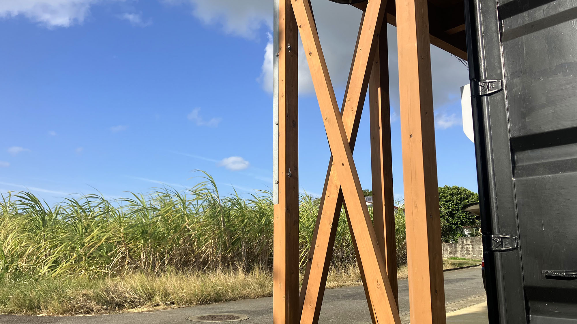 ・【周辺】さとうきび畑の中にある、海上コンテナを改装したユニークなホテルです