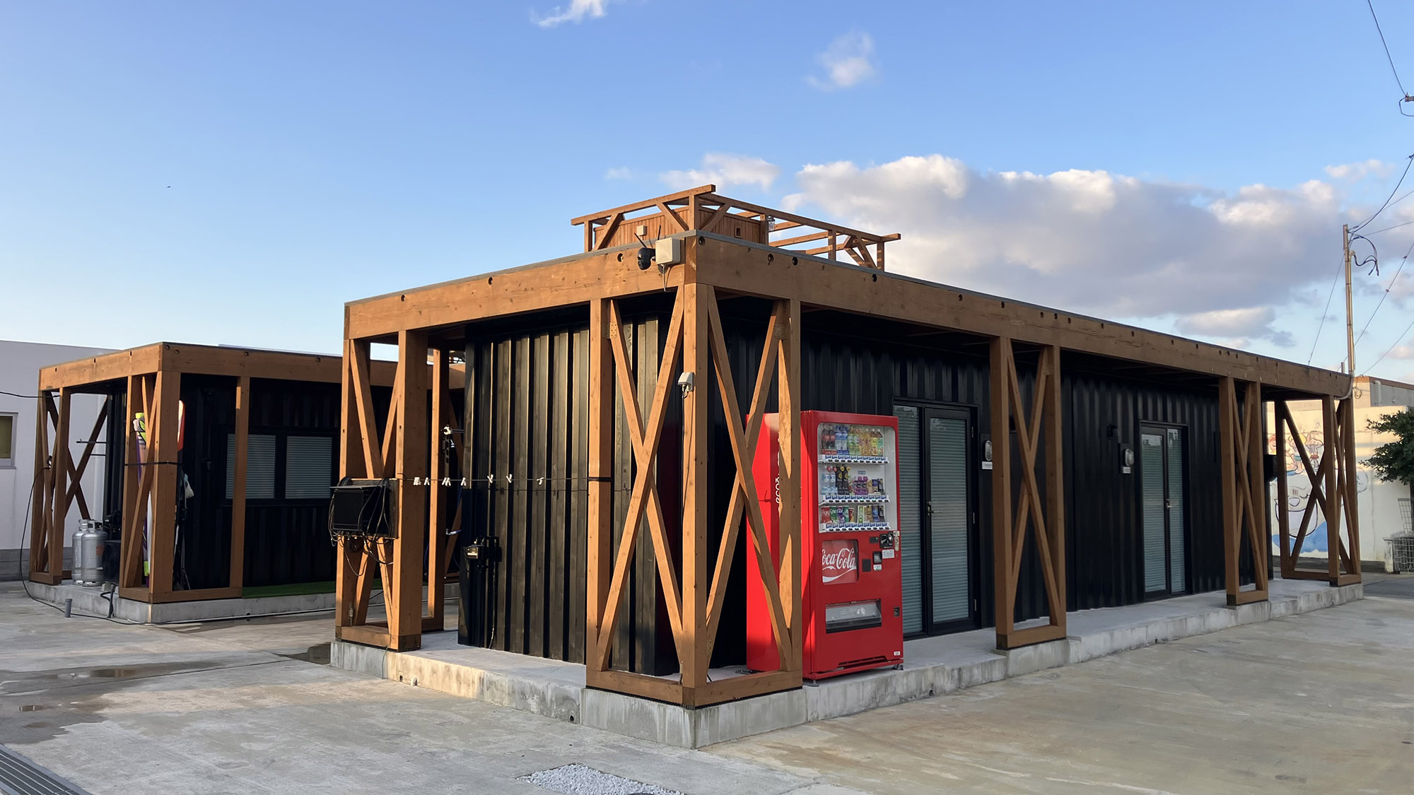 ・【外観】サニツ浜まで徒歩約10分！さとうきび畑に囲まれた隠れ家のようなホテルです