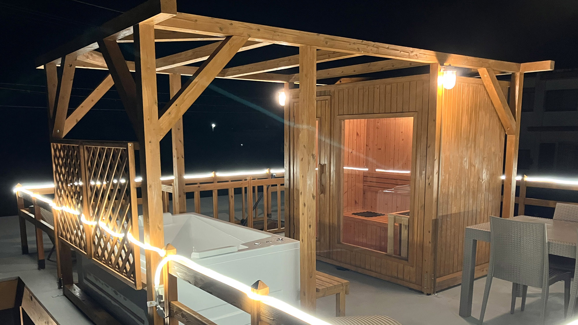 ・【屋上】さとうきび畑に囲まれた静かな環境で、サウナ＆ジャグジーに入りリラックス