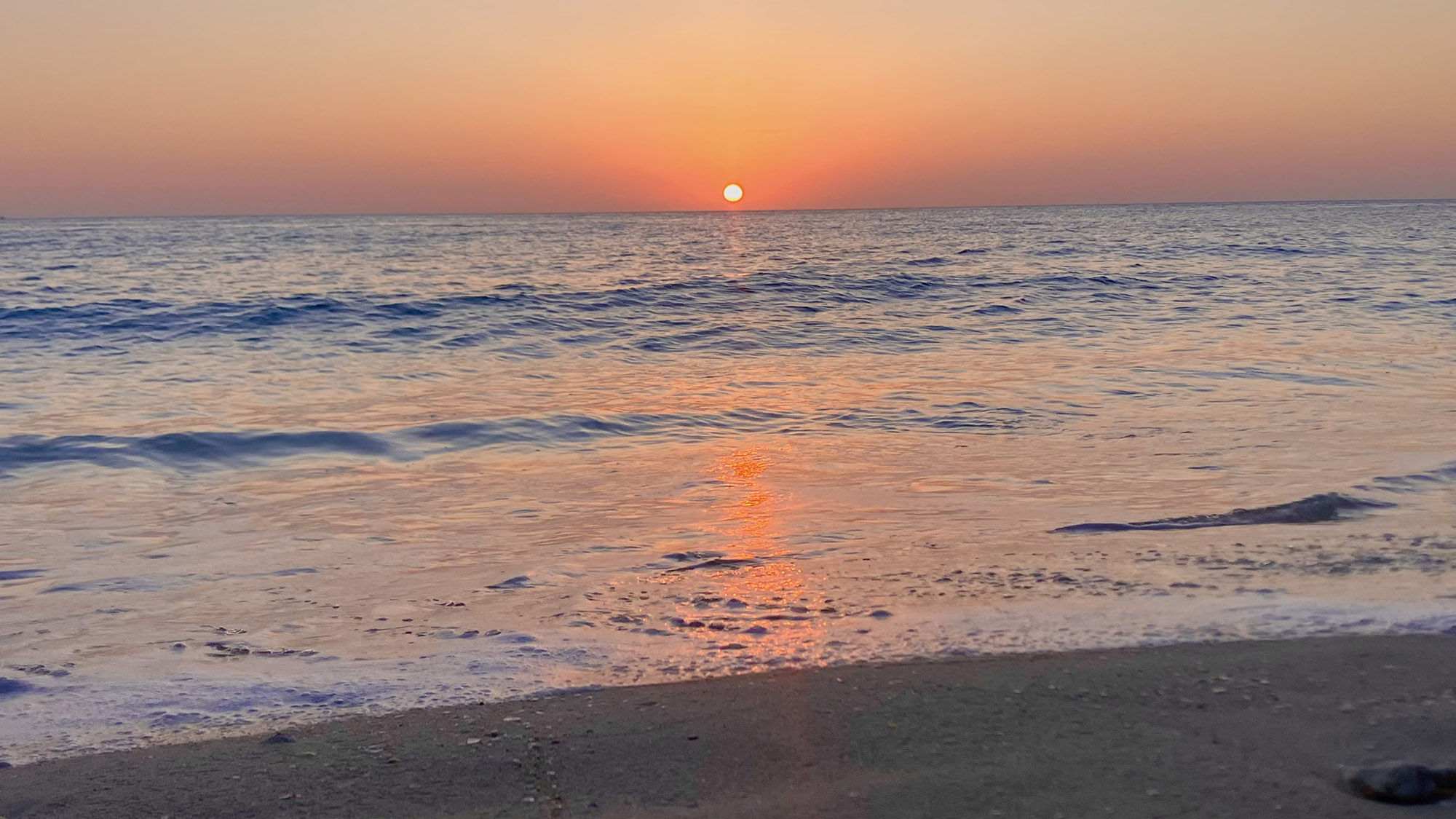 ・【周辺】与那覇舞浜ビーチ北のサンセット。目の前に広がる絶景をぜひご堪能ください