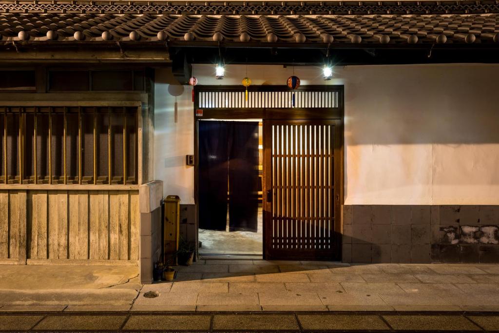 外観&mdash;一歩足を踏み入れる前から、さつき別邸の物語が始まります。