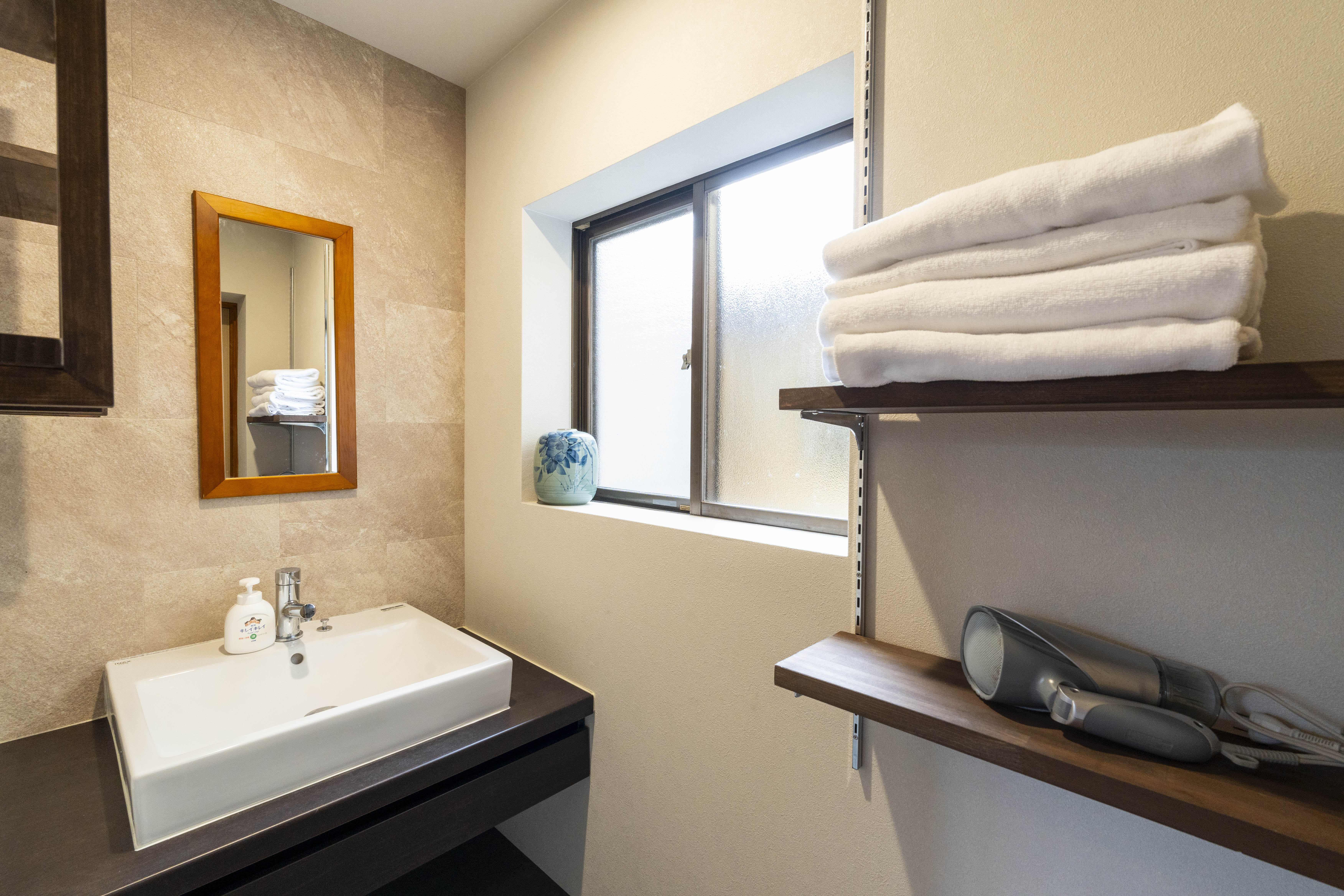 【洗面所】必要なものをすっきりとまとめた、シンプルで使いやすい洗面スペースです。