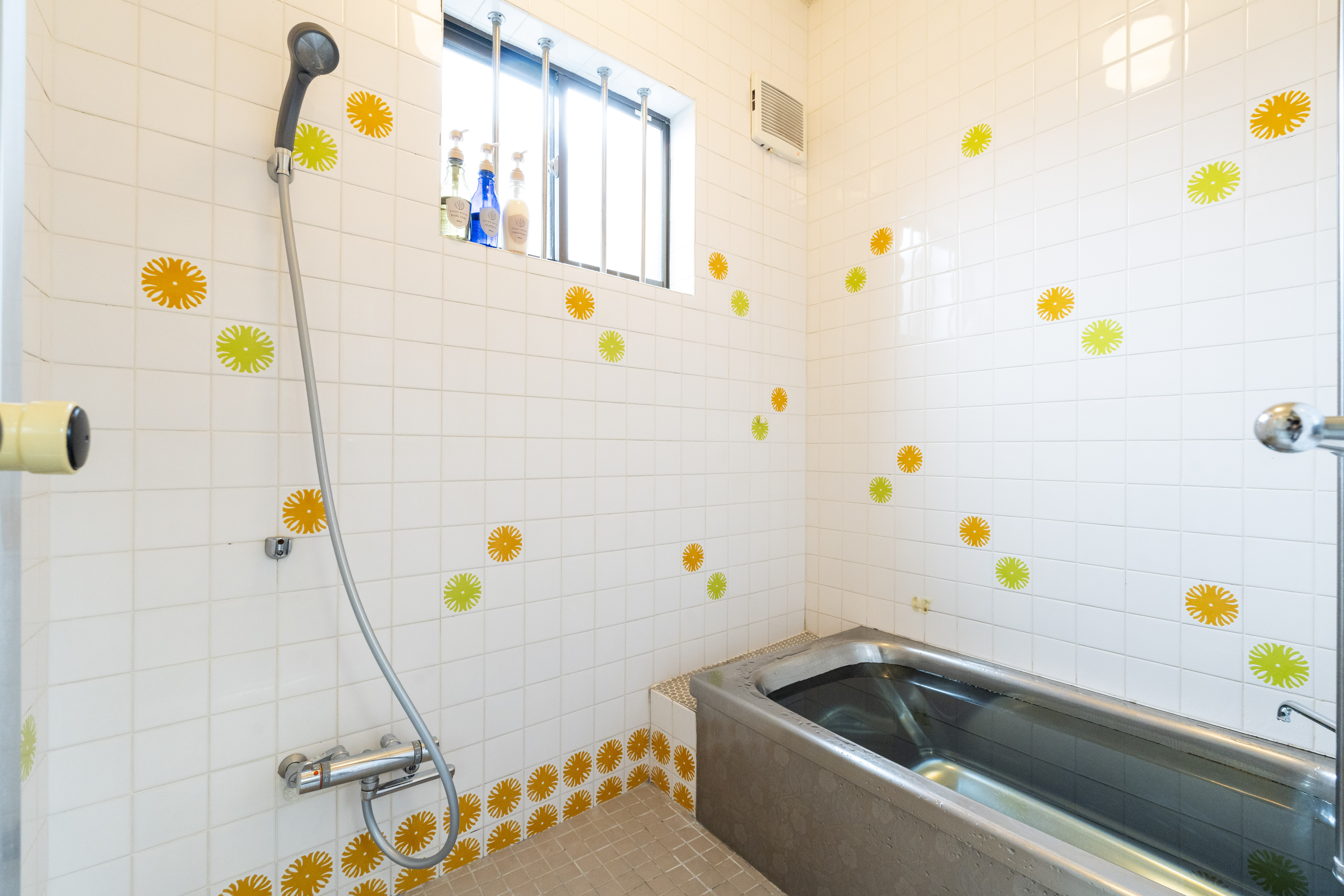 【浴室】どこか懐かしさを感じる、落ち着いた雰囲気の空間です。