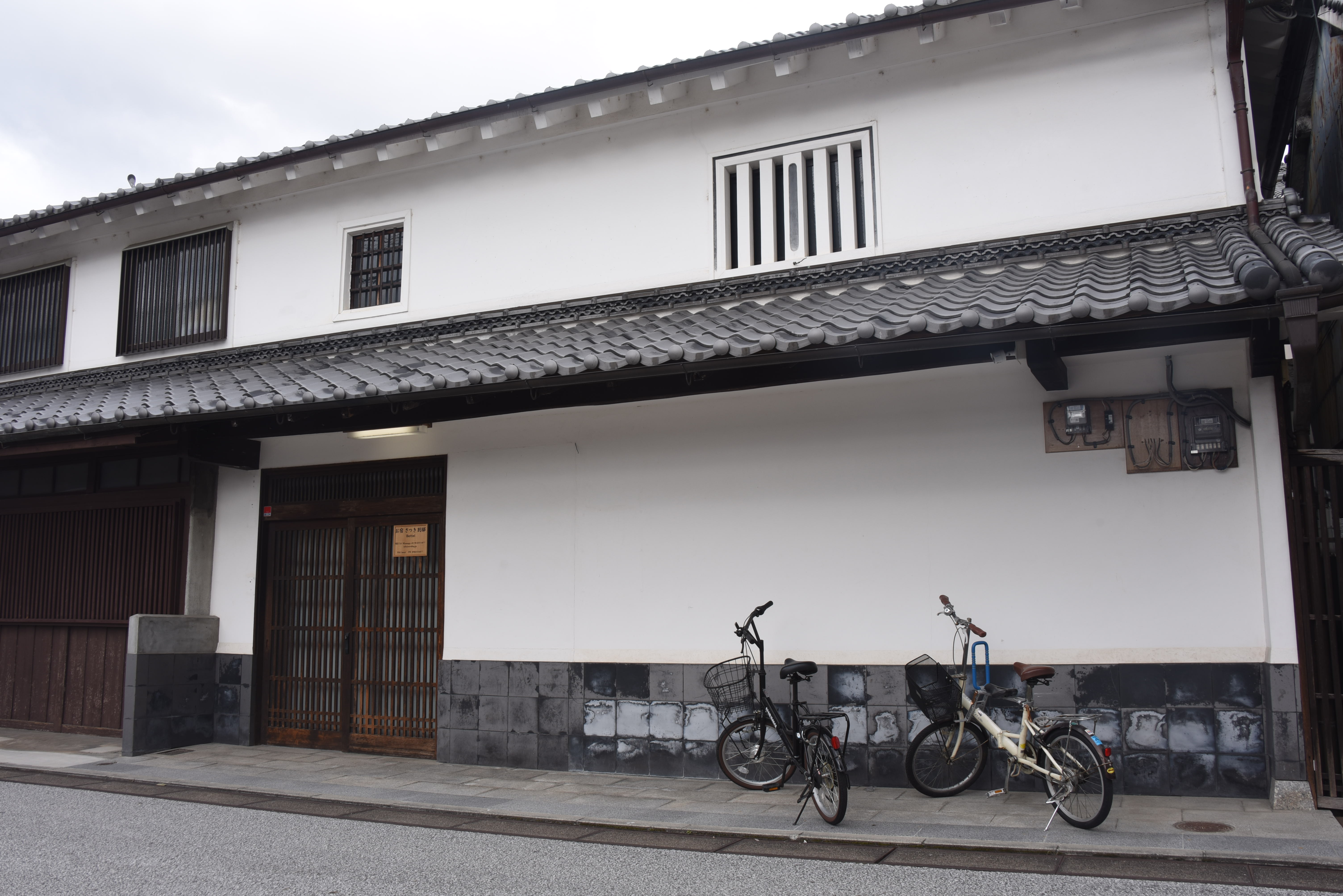 別邸の外観には、昔ながらの情緒が漂っています。 お宿の外からも、その趣を感じ取れます。