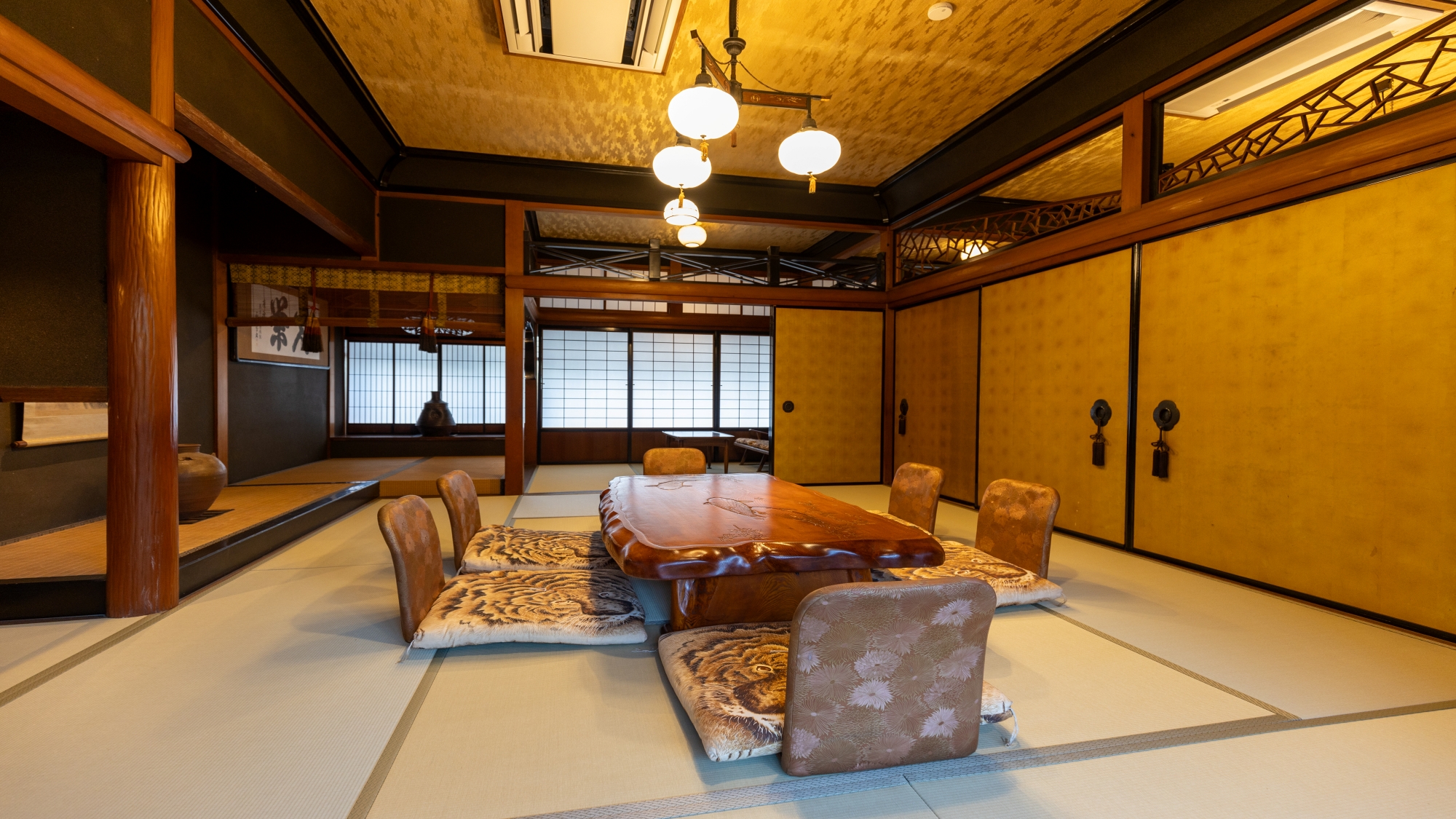 *【菊の間】～貴重な置物も～