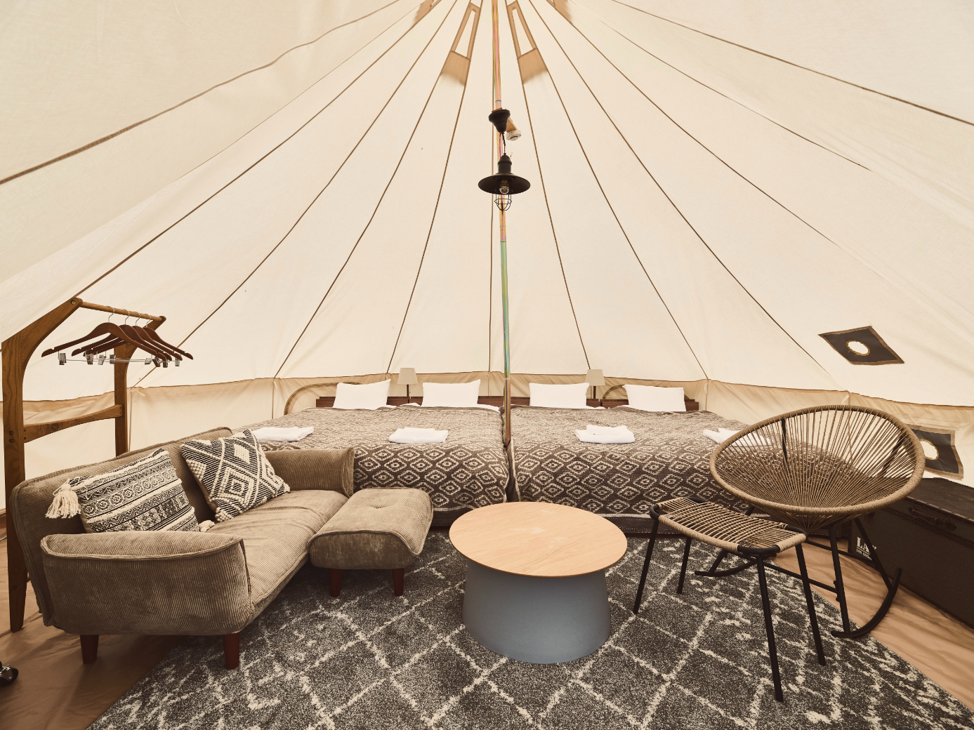 シングルベッド4台・グランピングテント内装