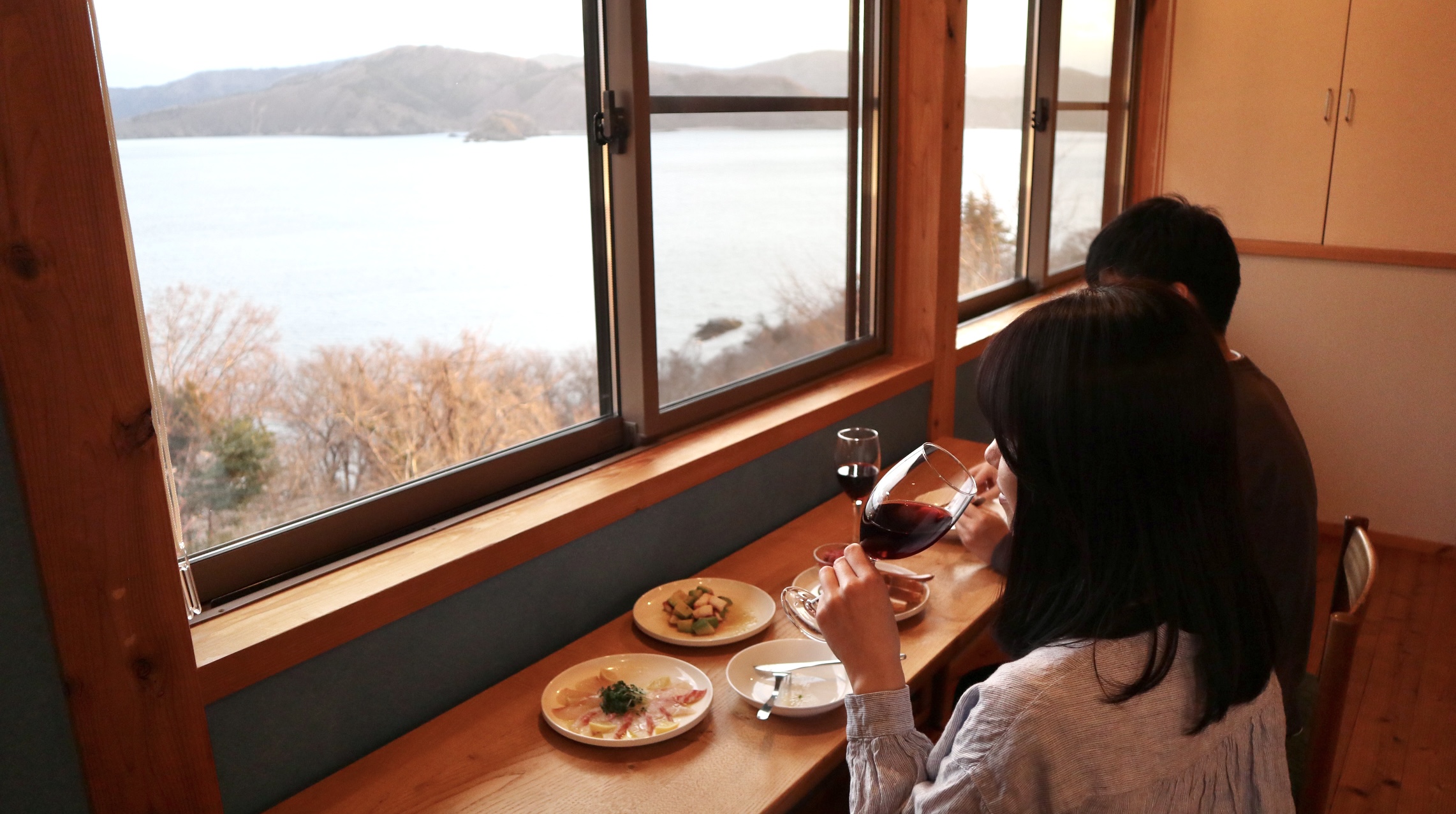 【2階建て】2階には海が見えるデスクをご用意。カウンターとしてお食事を楽しむこともできます