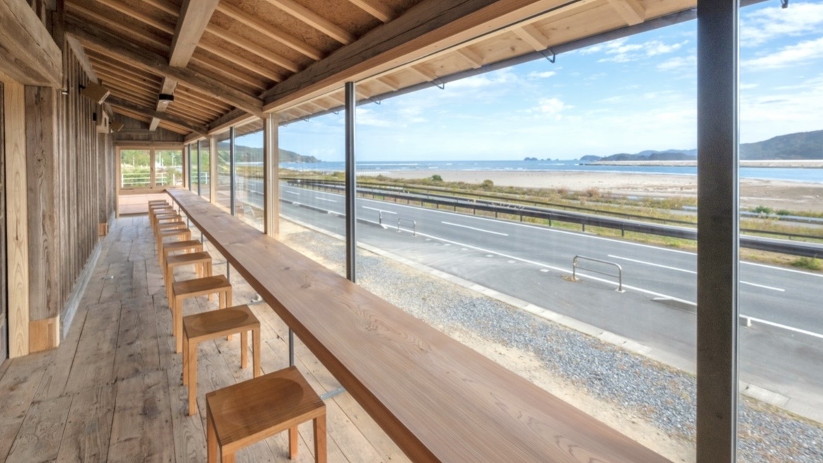 朝食会場「北上川テラス七間倉」カウンター席からの眺め