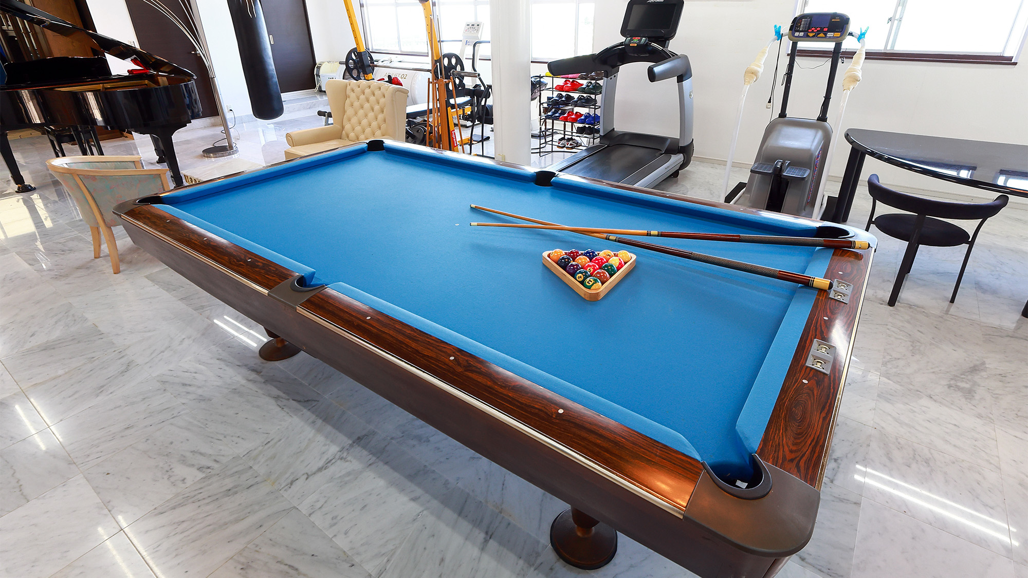 【1階ホール】ビリヤード台