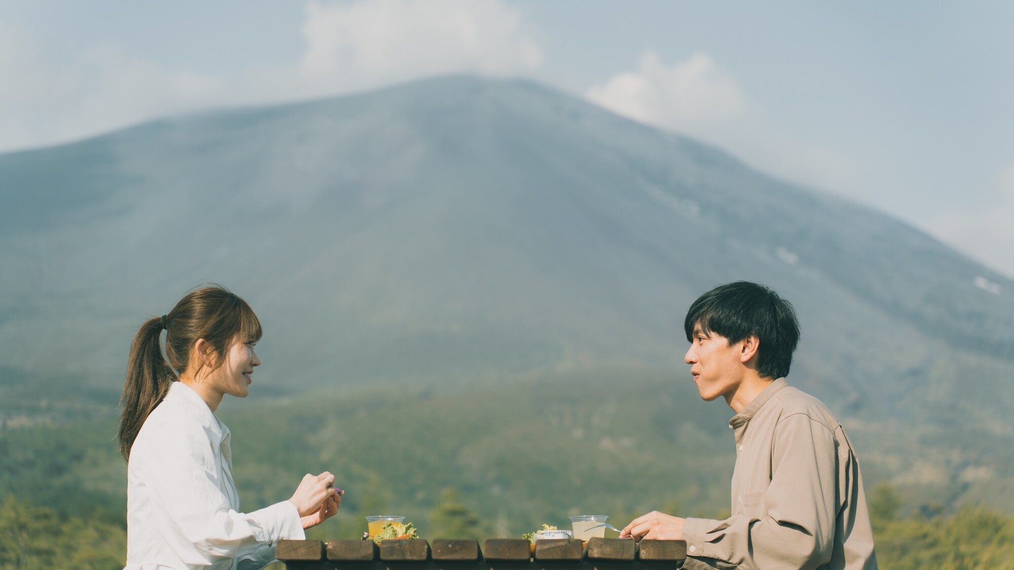 浅間山の前で朝食。
