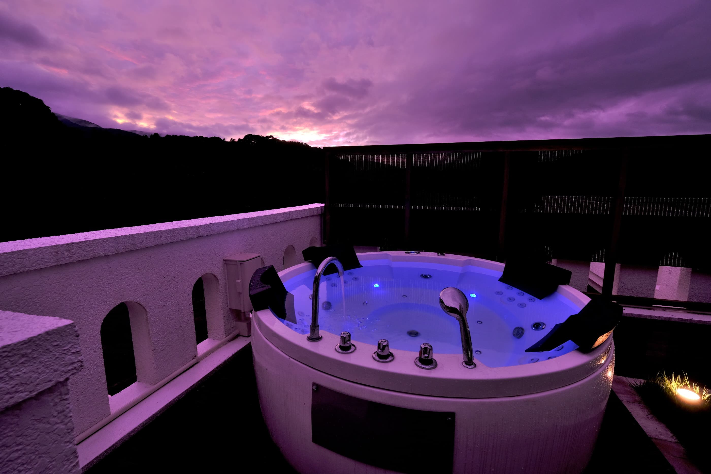 夕暮れのジャグジー (注 : ジャグジーのご利用はご宿泊限定 かつ 季節限定です)