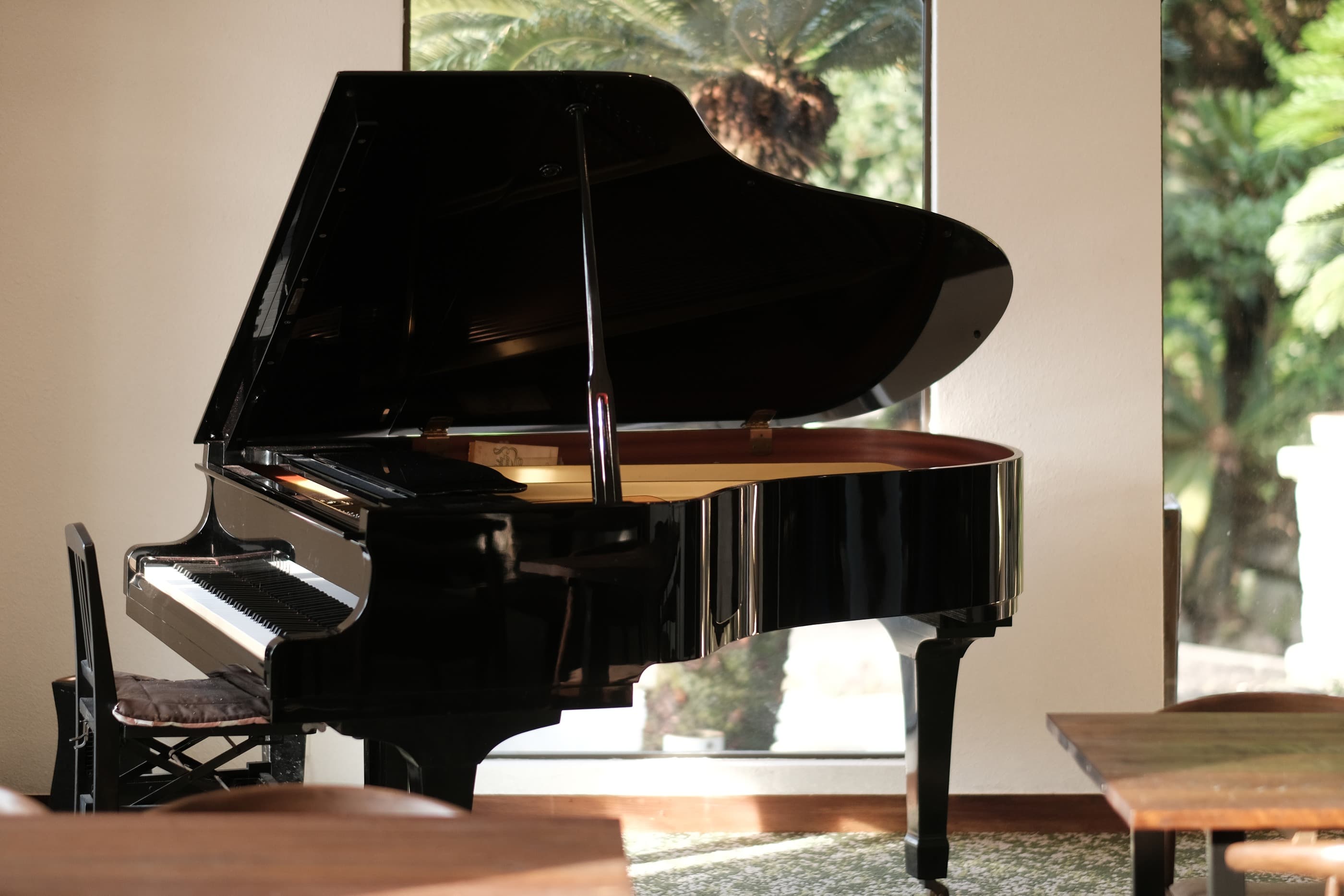 館内ホールのピアノ