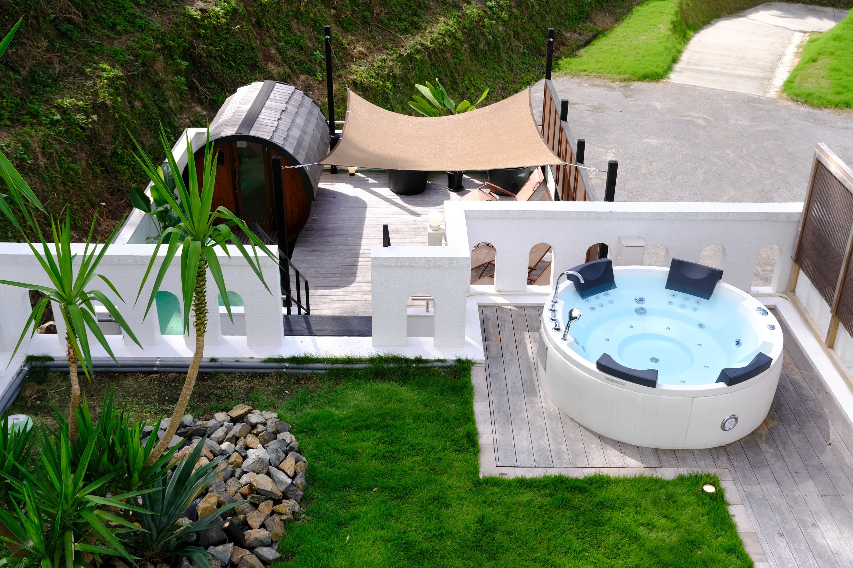 屋外サウナとジャグジー (注 : ジャグジーのご利用はご宿泊限定 かつ 季節限定です)