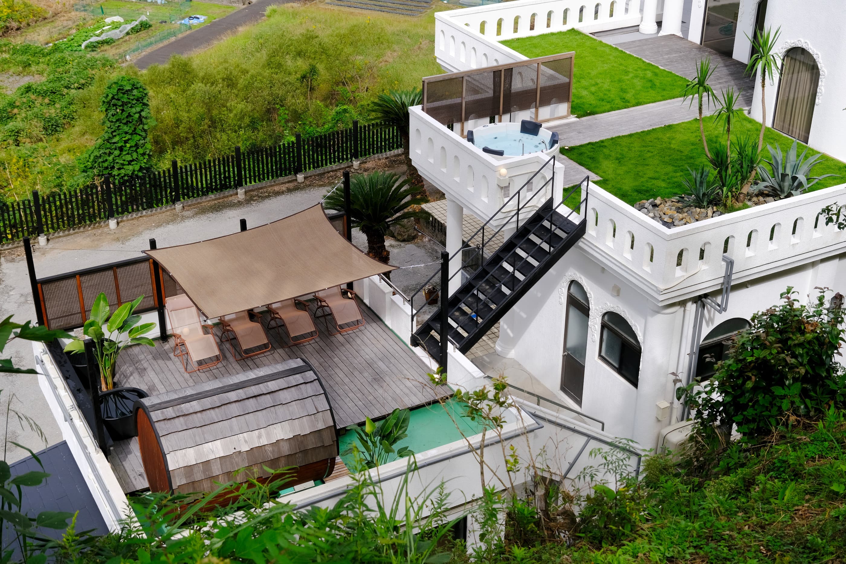 屋外サウナとジャグジー (注 : ジャグジーのご利用は宿泊限定ほか)