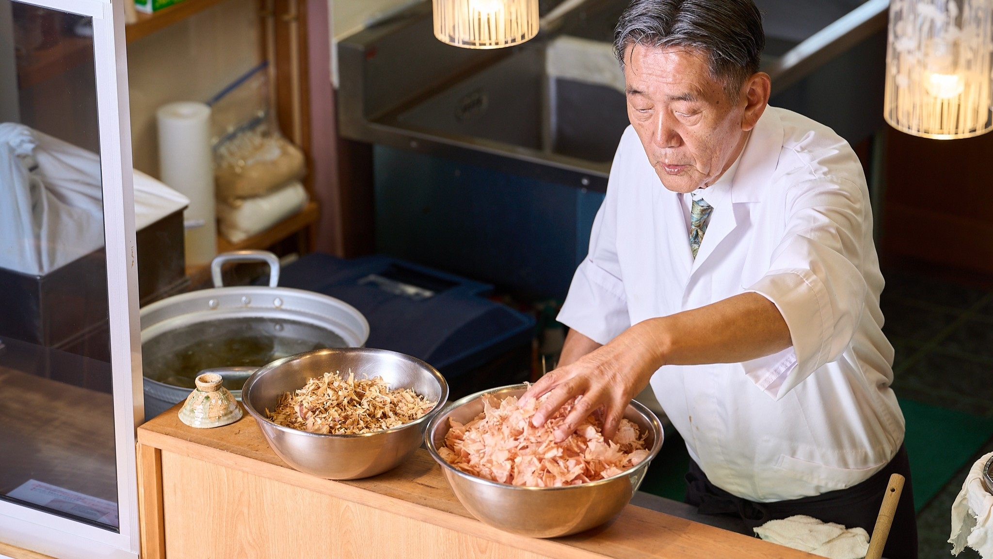 【夕朝食付き】元ミシュランシェフが教える 日本料理の原点・本格出汁作り体験
