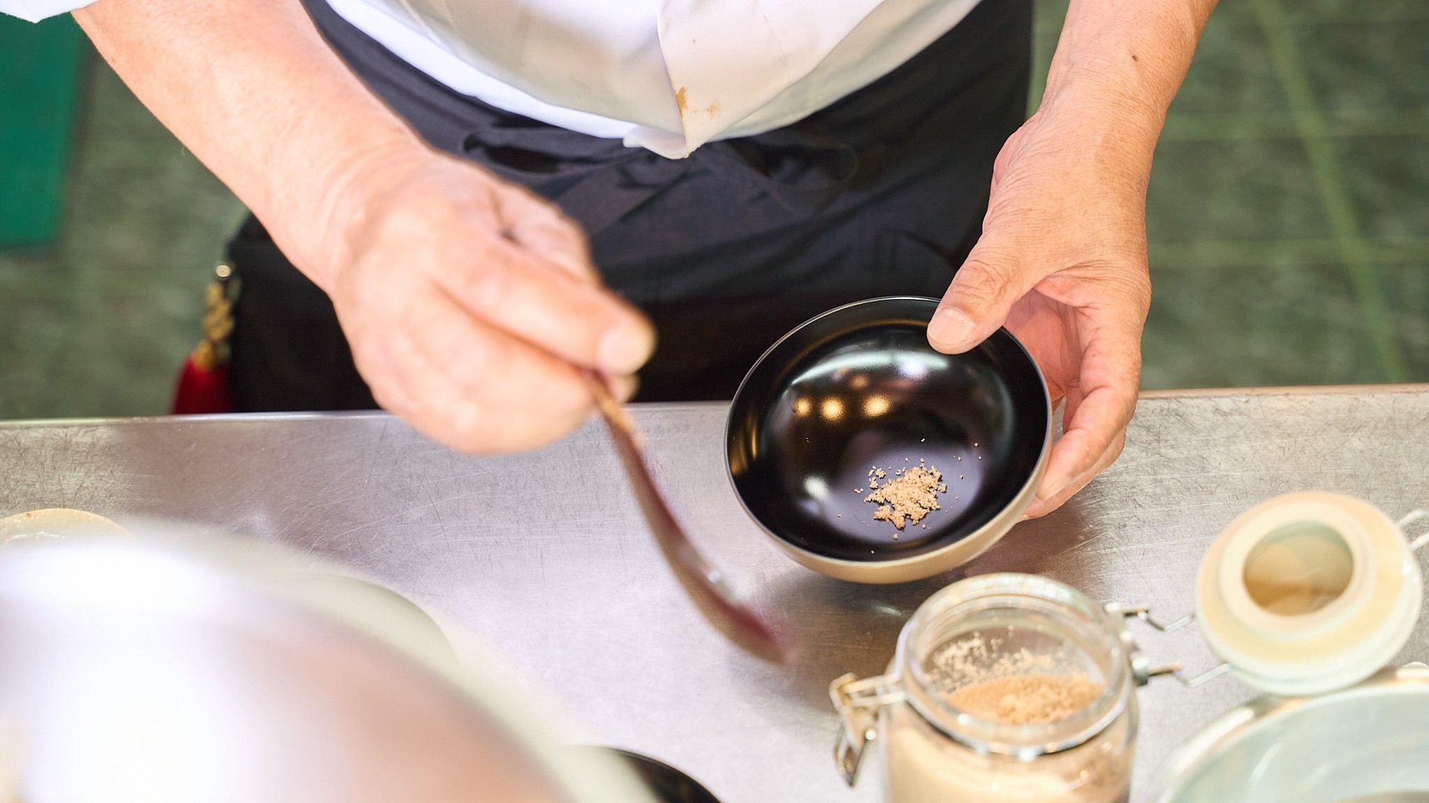 【夕朝食付き】元ミシュランシェフが教える 日本料理の原点・本格出汁作り体験