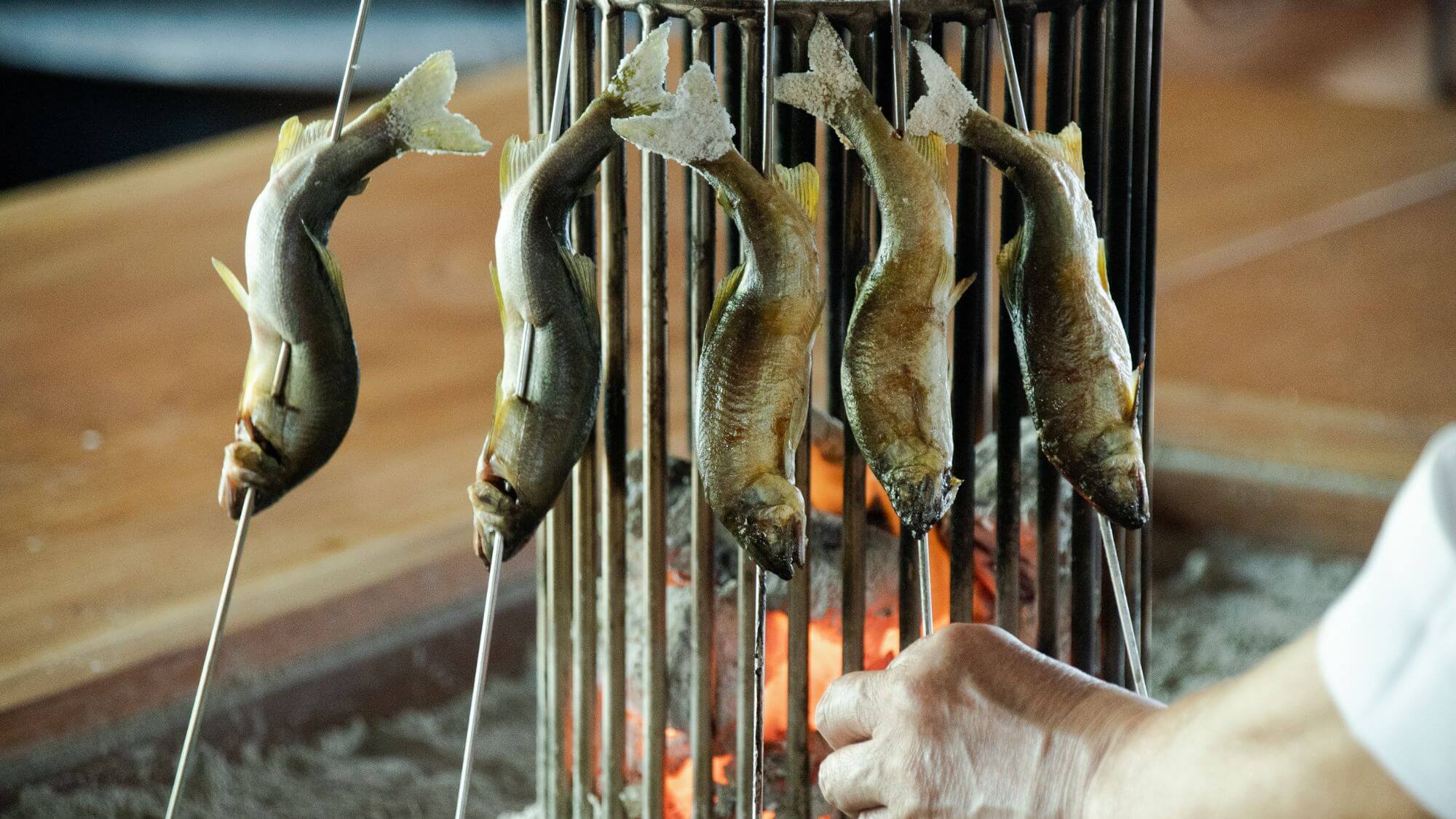 【焼き物】季節に応じて旬のお魚を囲炉裏にて焼き上げ、ご提供いたします。