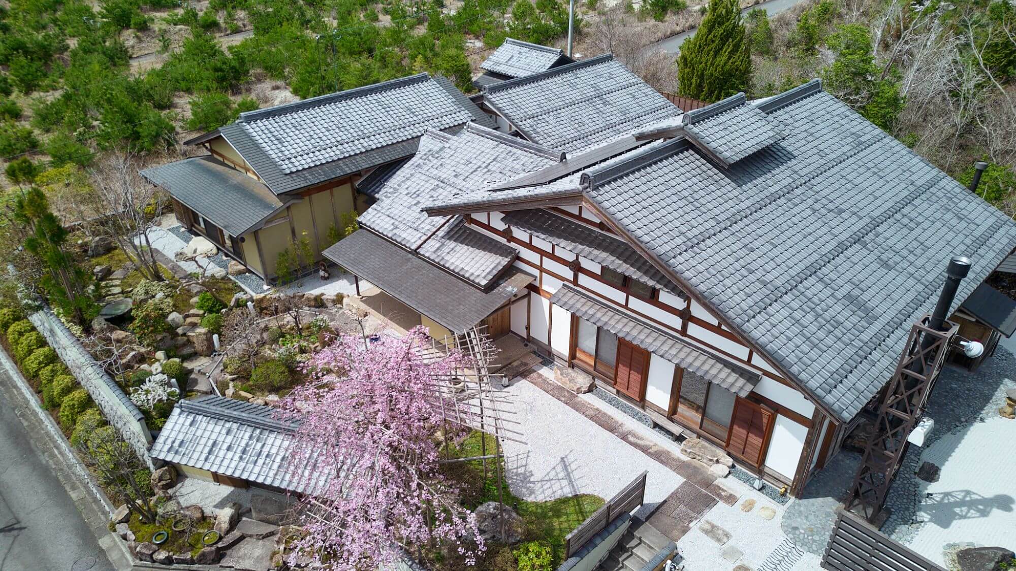 【外観】「欅の宿 縁」の家屋は、ぐるりと樹々に包まれ、 庭の草木は森へとつづいていきます。