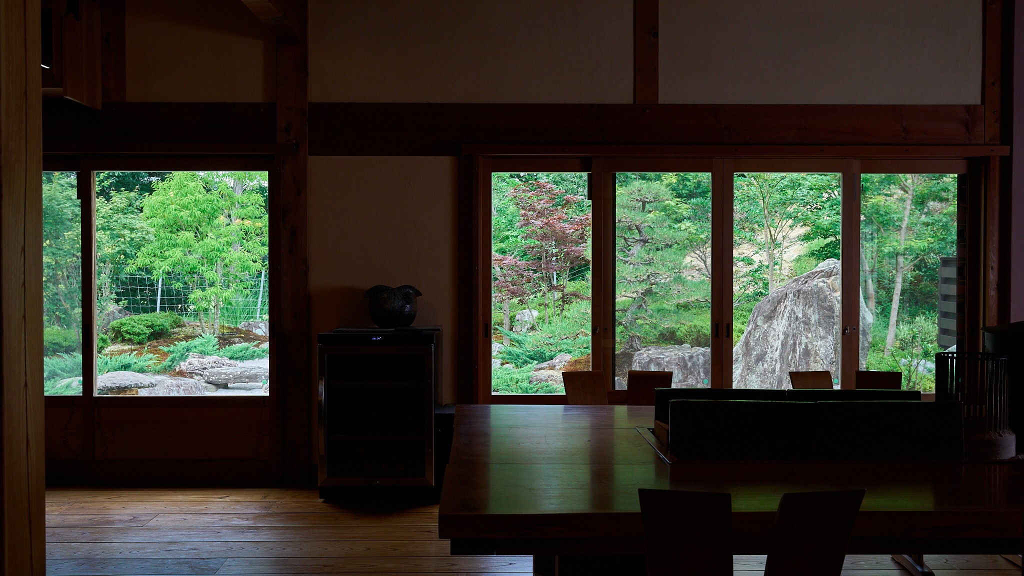 囲炉裏の間|席に着くと大きなテーブルの向こうには手入れの行き届いた枯山水をお望みいただけます。