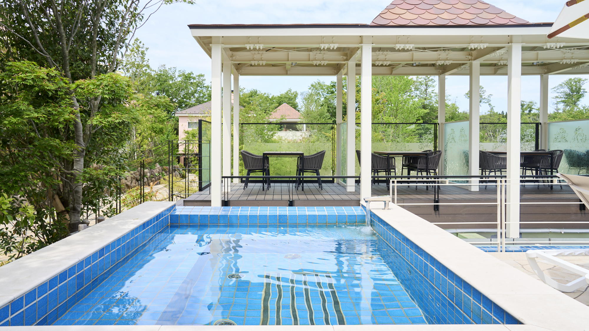 プールにはサウナとジェットバスを併設