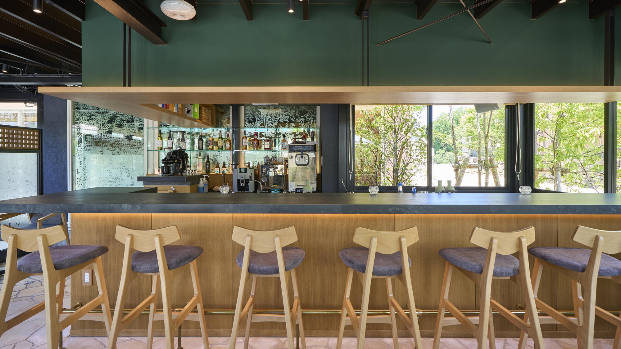 【POOL SIDE CAFE＆BAR】カウンター席とテーブル席をご用意しております。（要予約）