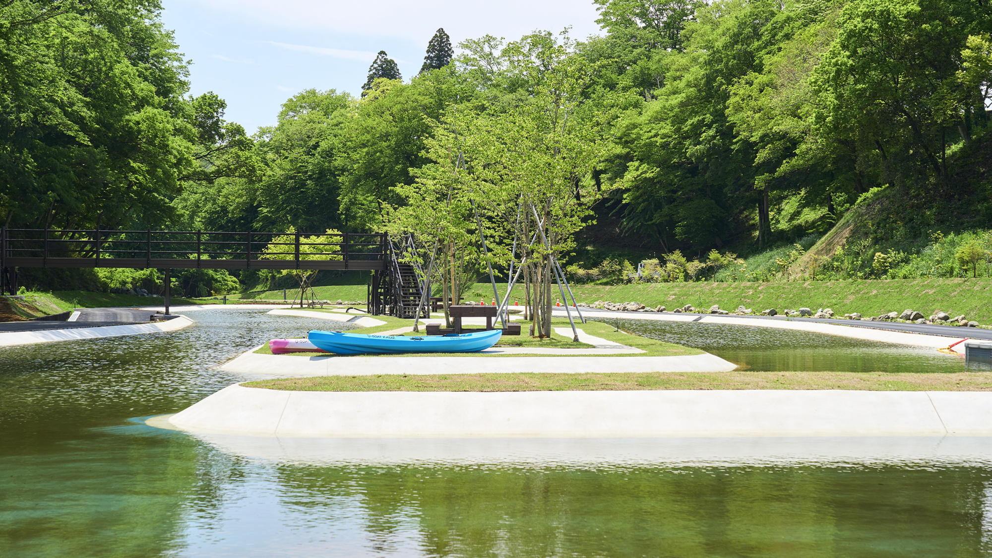 【カヌー池】森に囲まれた全長200mの周遊コース。