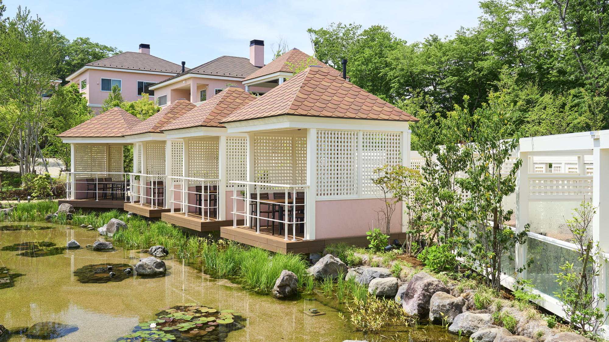 【FOREST GARDEN】池に隣接したガゼボで、思い思いのリラックスタイム