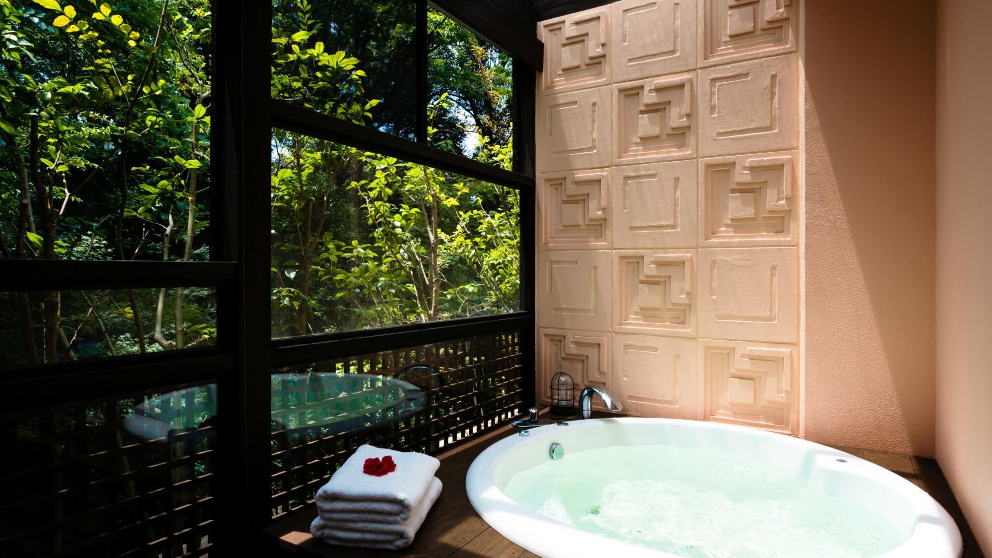 【フェアウェイサイド】自然を感じながらご利用いただけるジャグジー付きのお風呂