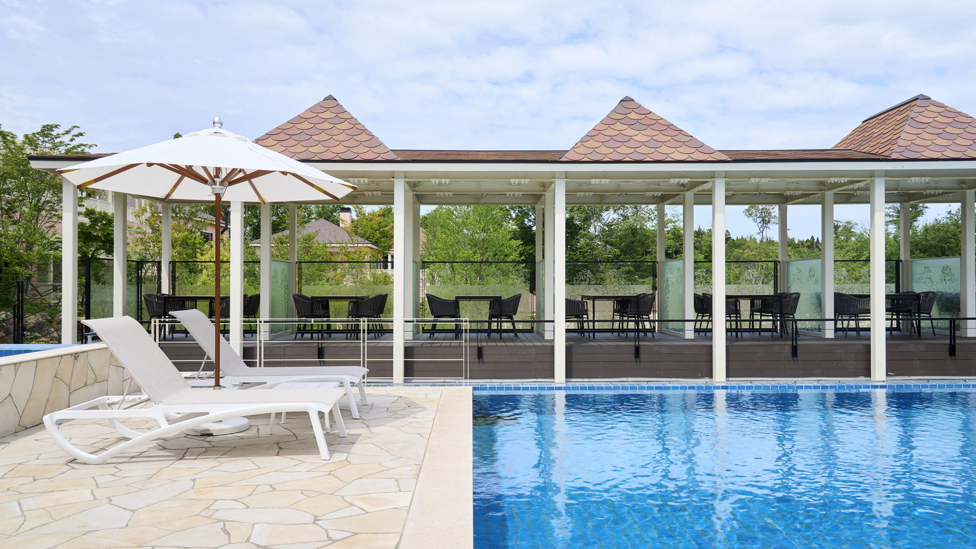 自然の中で楽しむプール