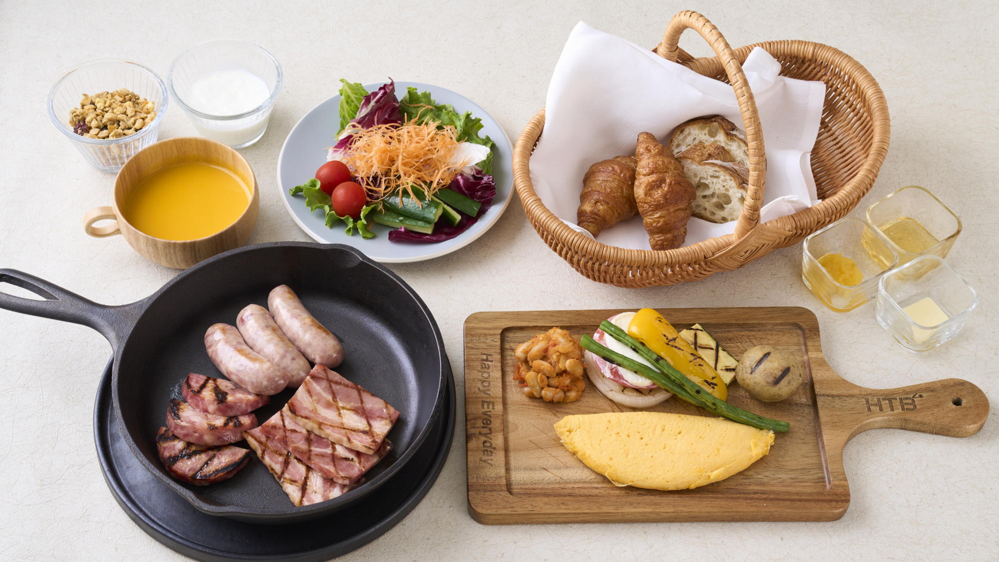 【朝食イメージ】ソーセージやベーコン、目玉焼きなどをワンプレートで提供する「ブレッキースタイル」