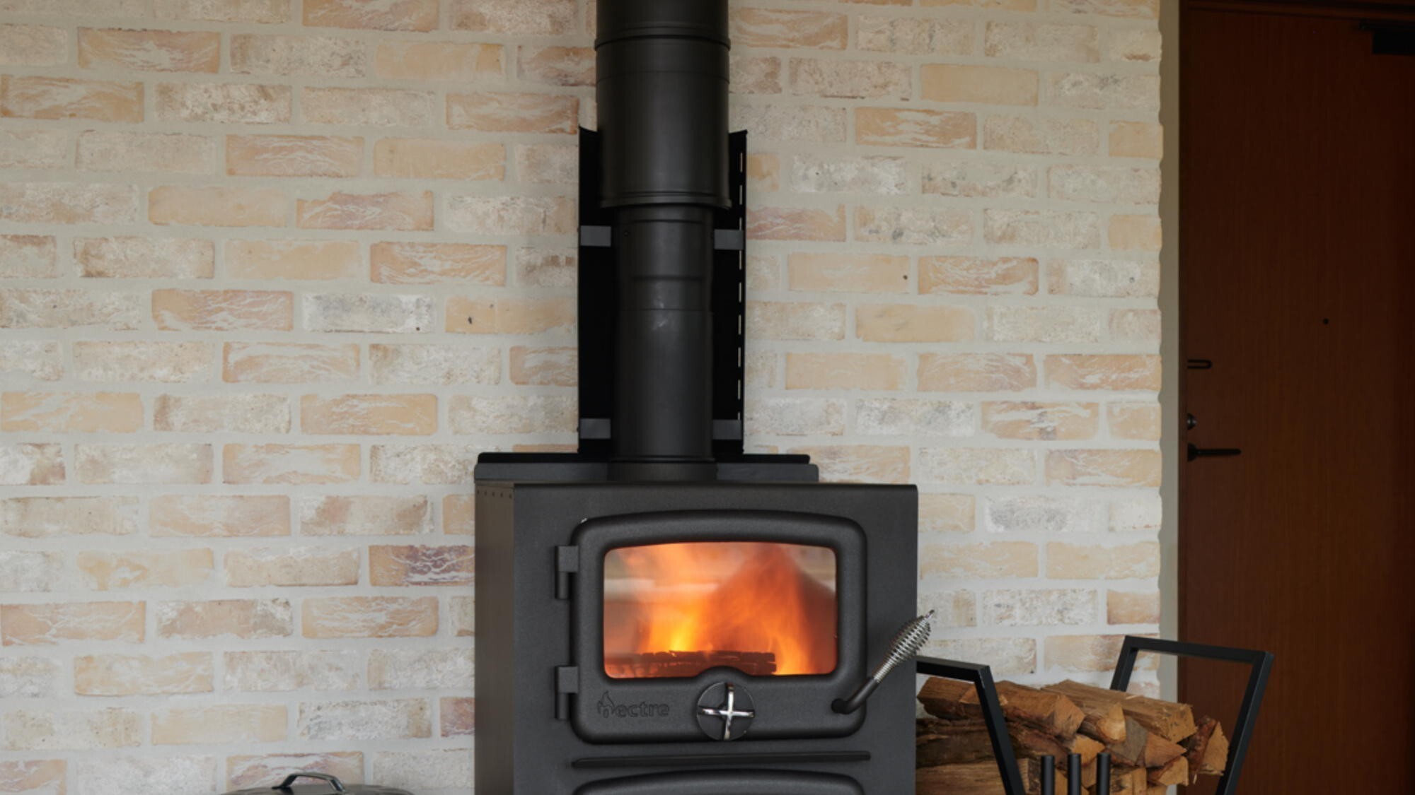 【デラックススイート121平米】暖炉を備えた客室