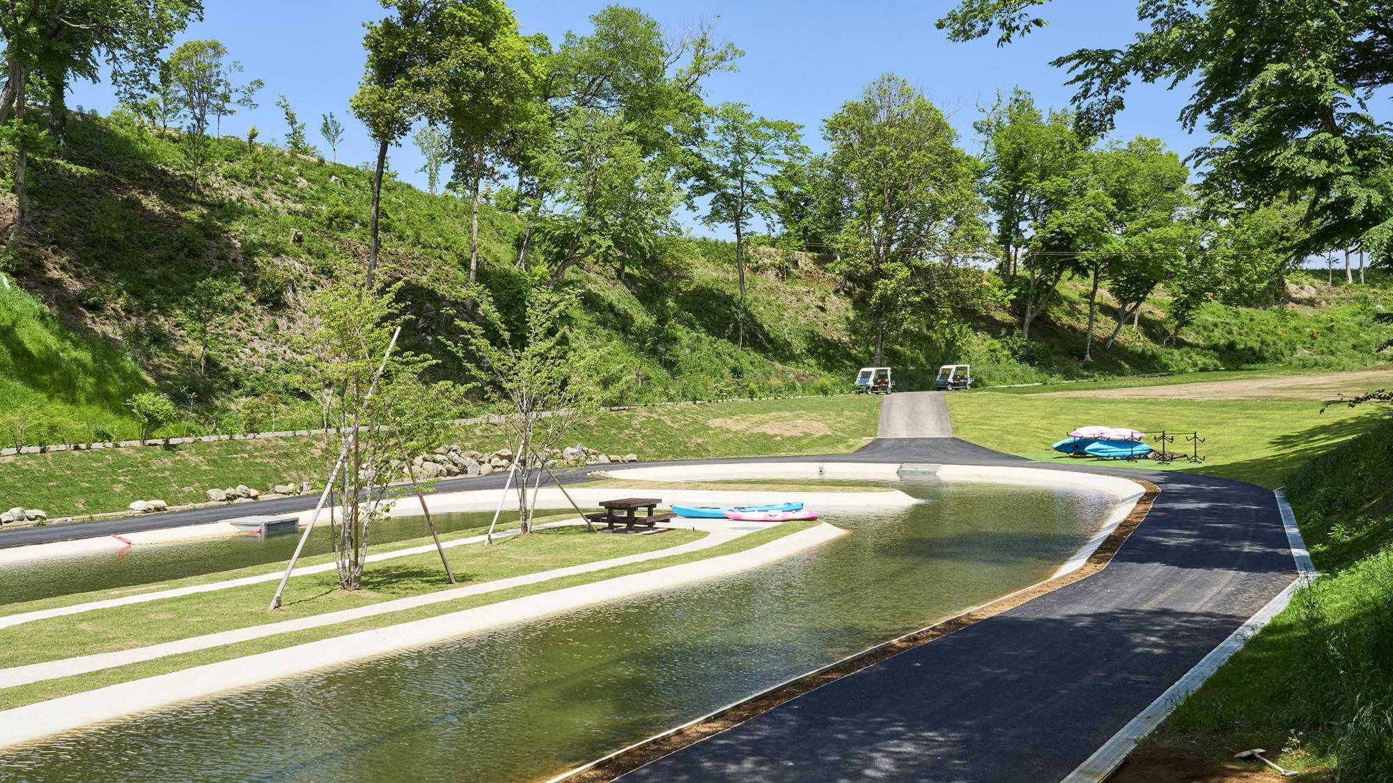 【カヌー池】森に囲まれた全長200mの周遊コース。