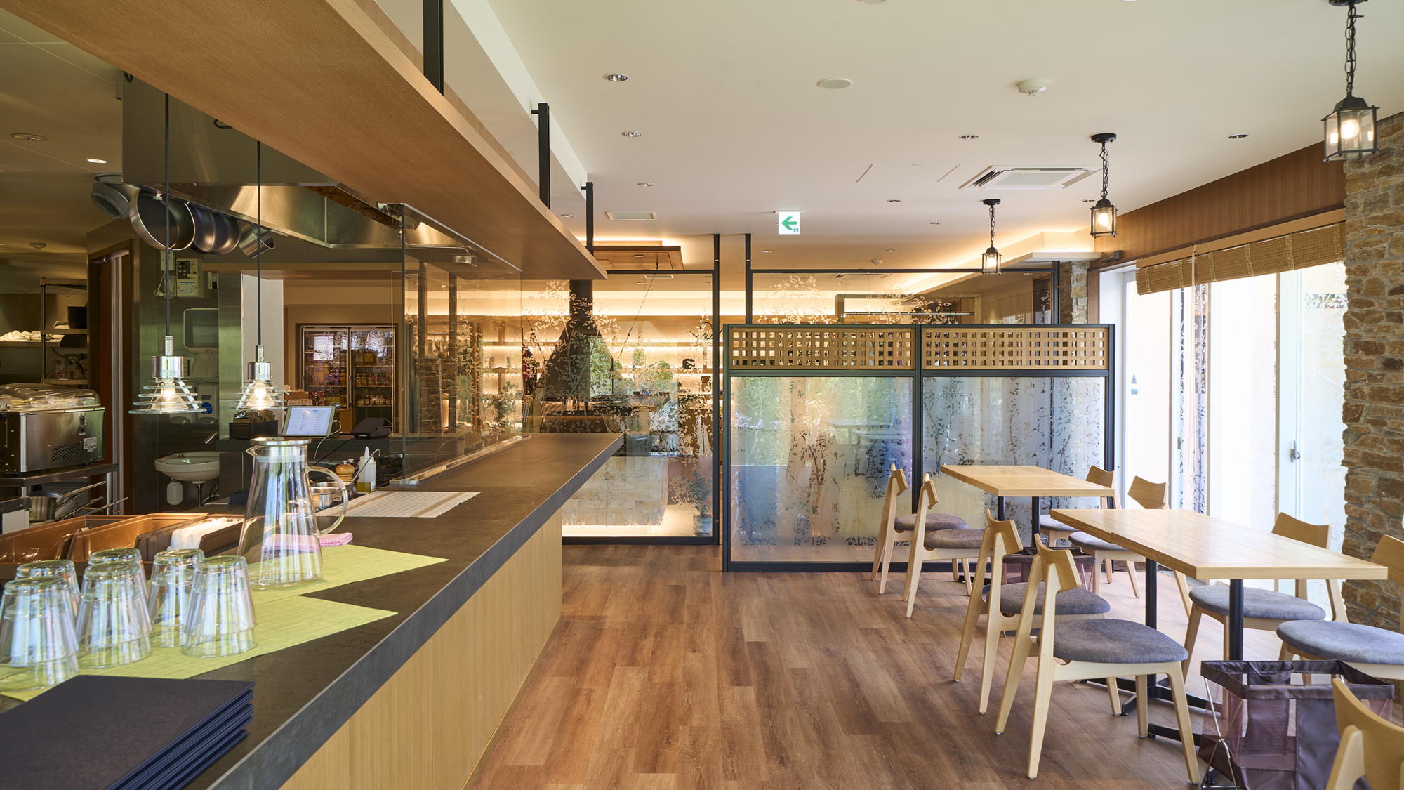 【POOL SIDE CAFE＆BAR】使い勝手のよいダイニングとしてもご利用いただけます。