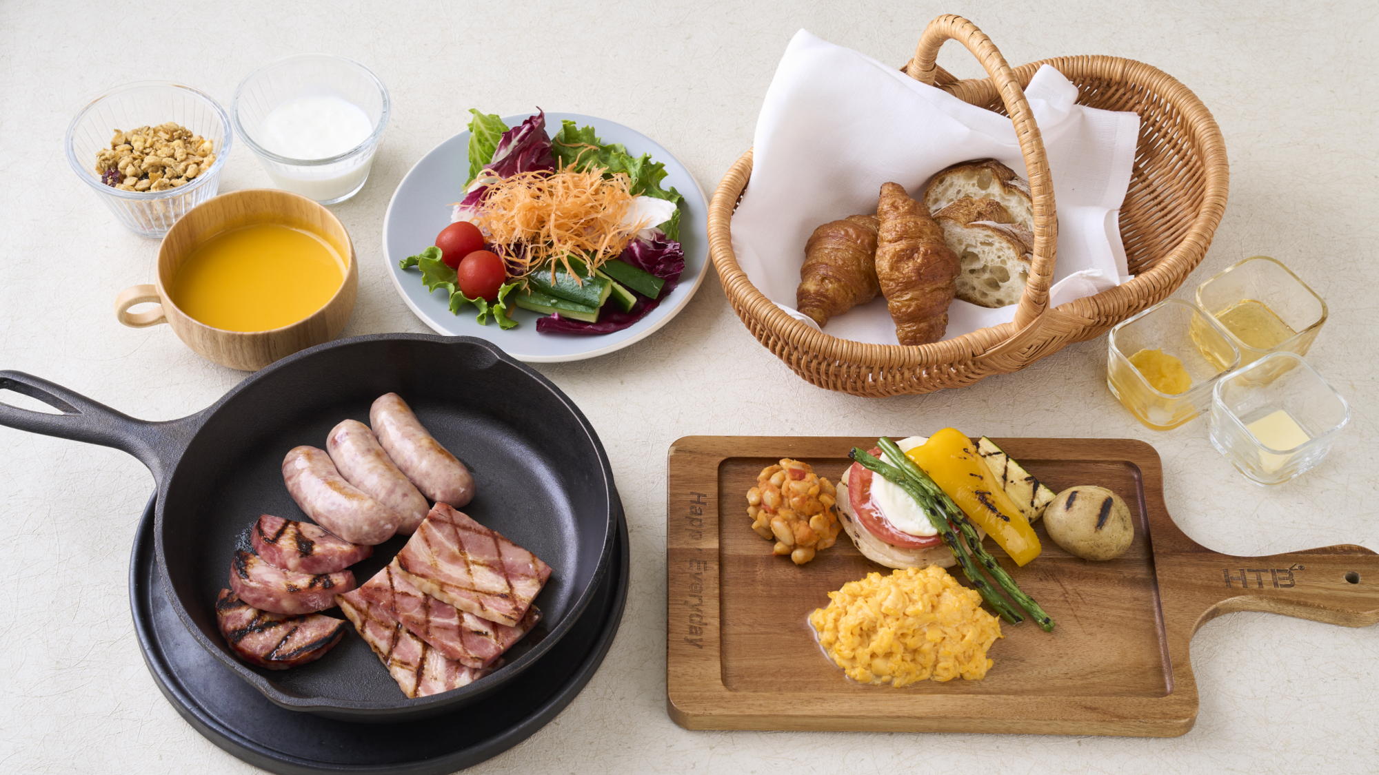 【朝食イメージ】ソーセージやベーコン、目玉焼きなどをワンプレートで提供する「ブレッキースタイル」