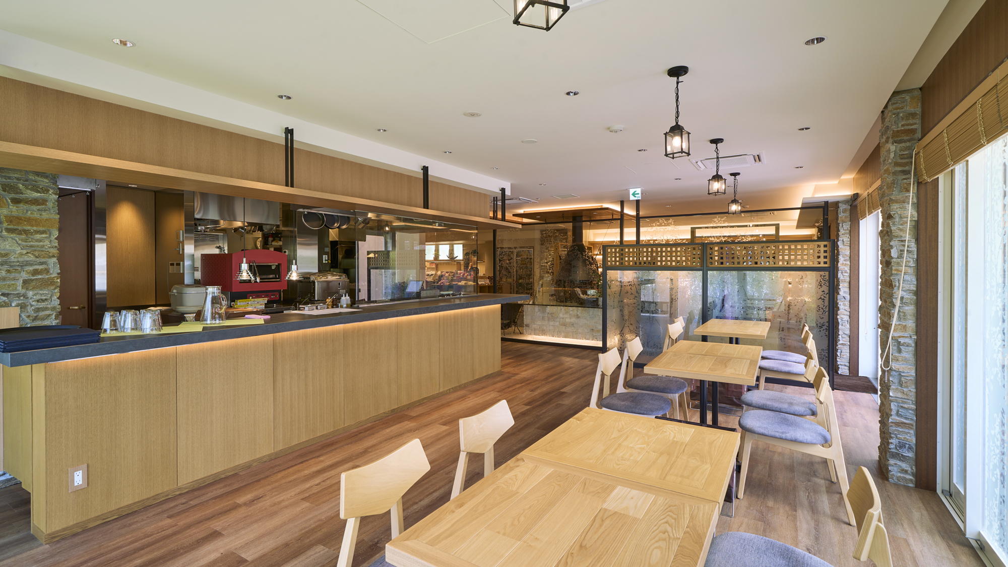 【POOL SIDE CAFE＆BAR】ソフトドリンクに加えて、アルコール類や軽食もご用意。