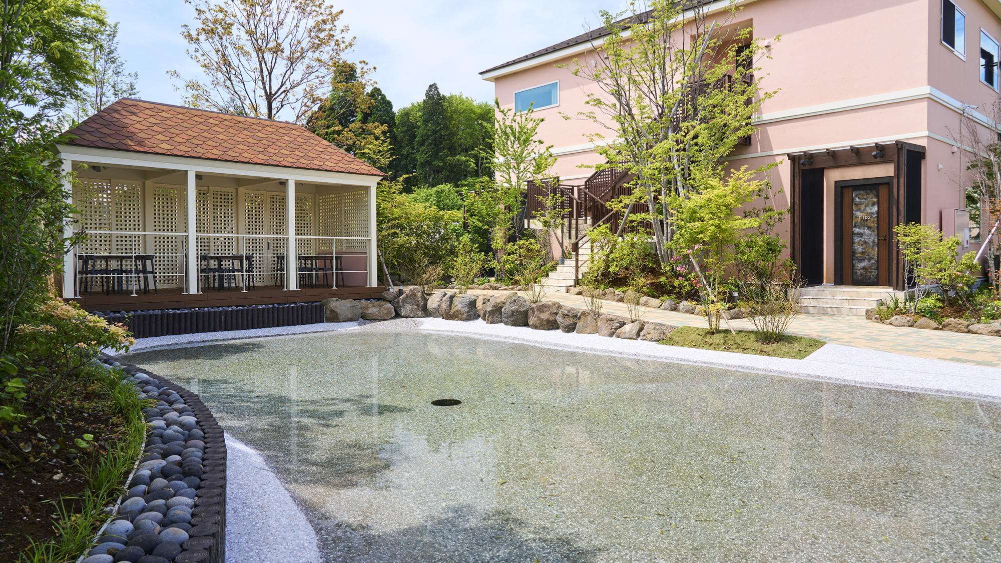 【じゃぶじゃぶ池】大空の下、里山の緑を感じながら、小さなお子さまがのびのびと水遊びができます。