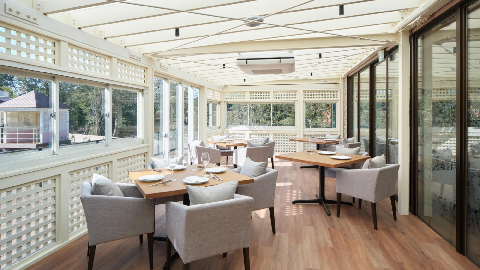 【KOYARUZAWA DINING】ご夕食・ご朝食の会場（テラス席）