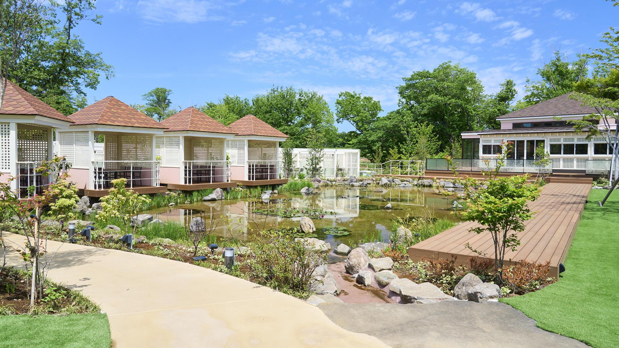 【FOREST GARDEN】池に隣接したガゼボで、思い思いのリラックスタイム