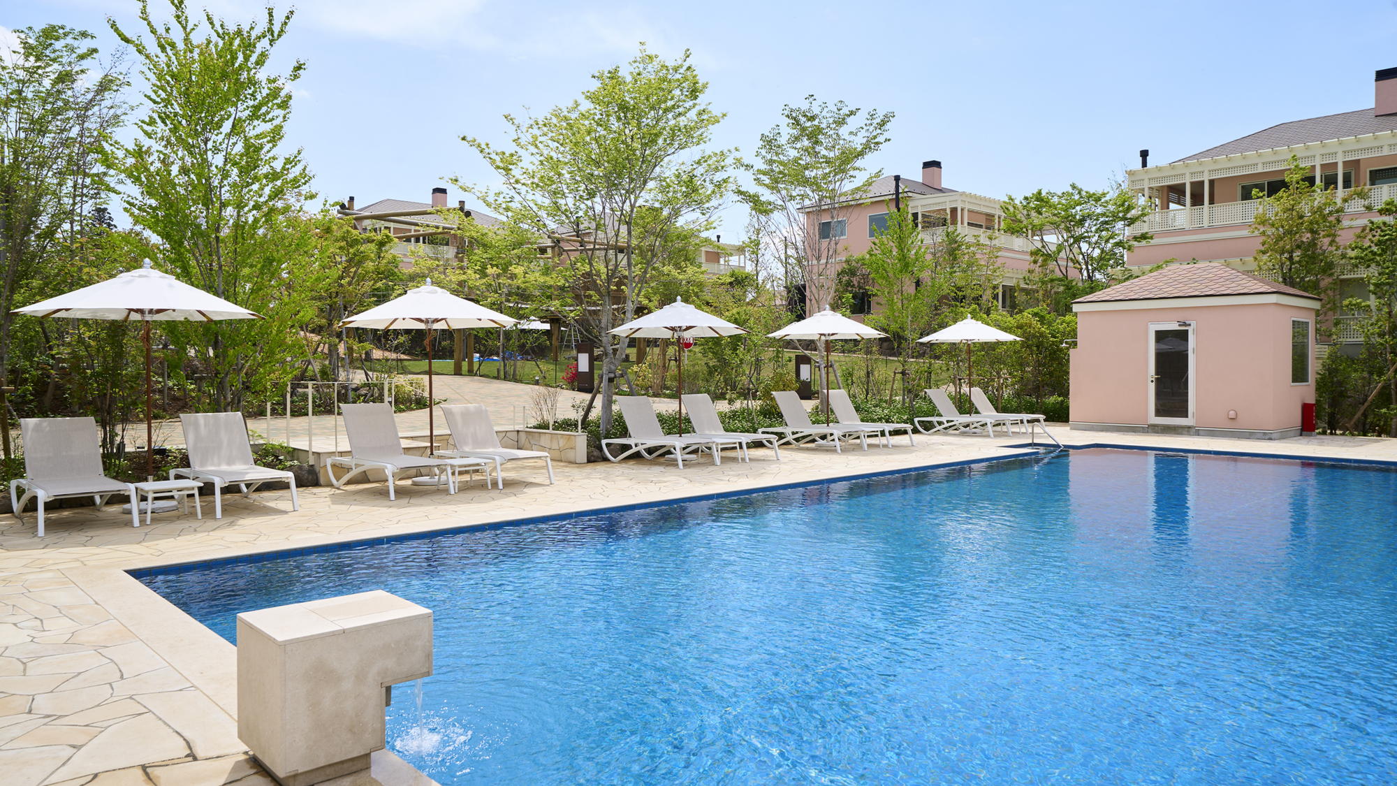 プールサイドにはのんびりできるデッキチェア